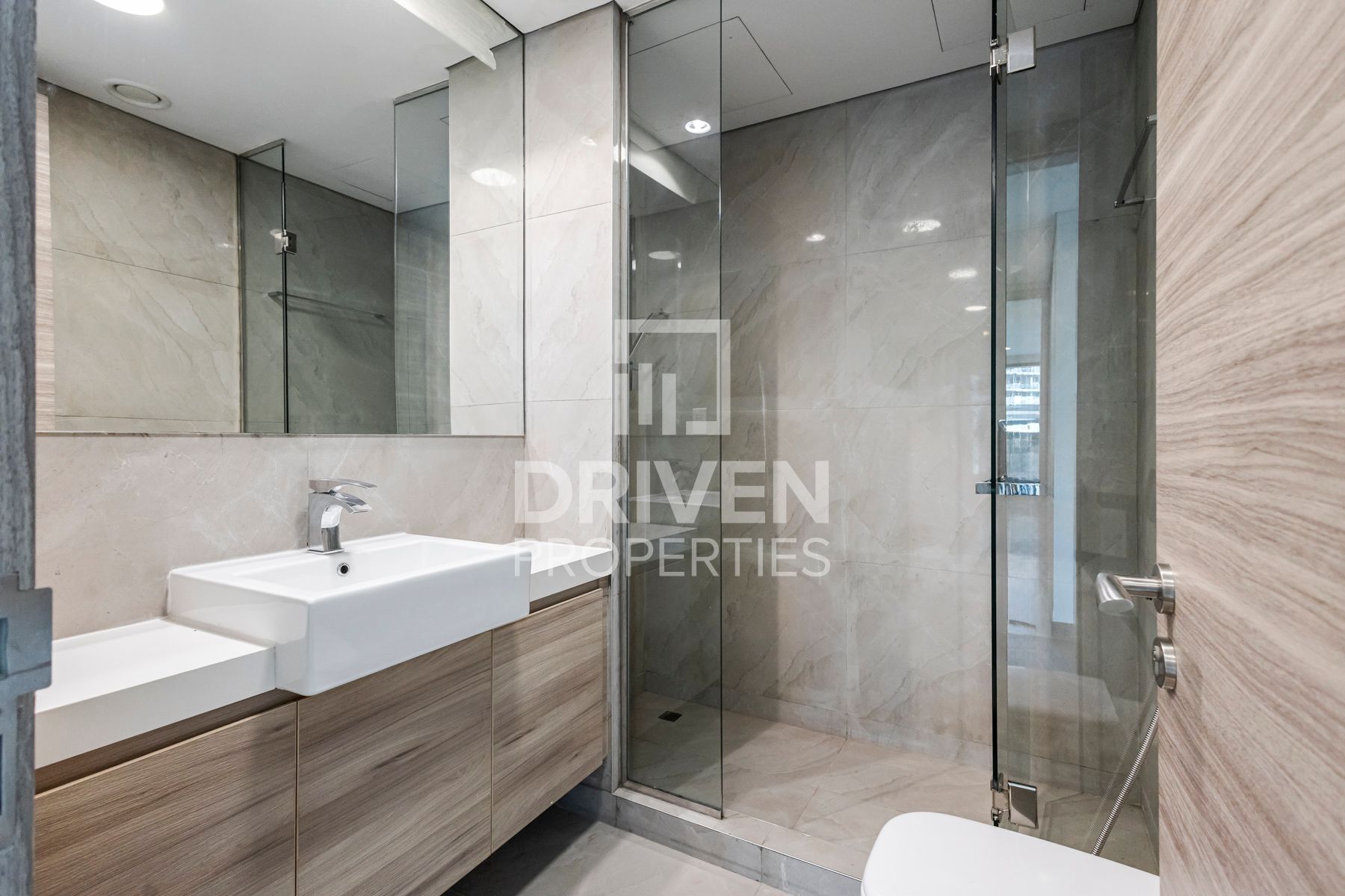 Spacious Layout Modern Furnished Available