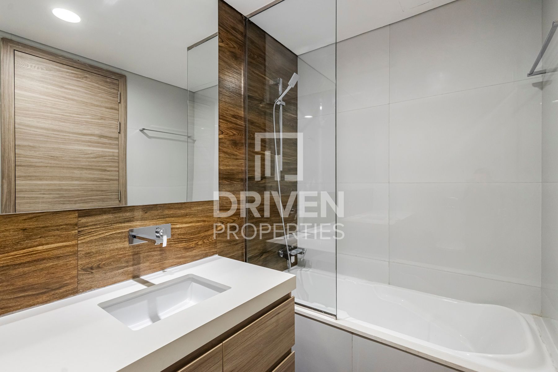 Spacious Layout Modern Furnished Available