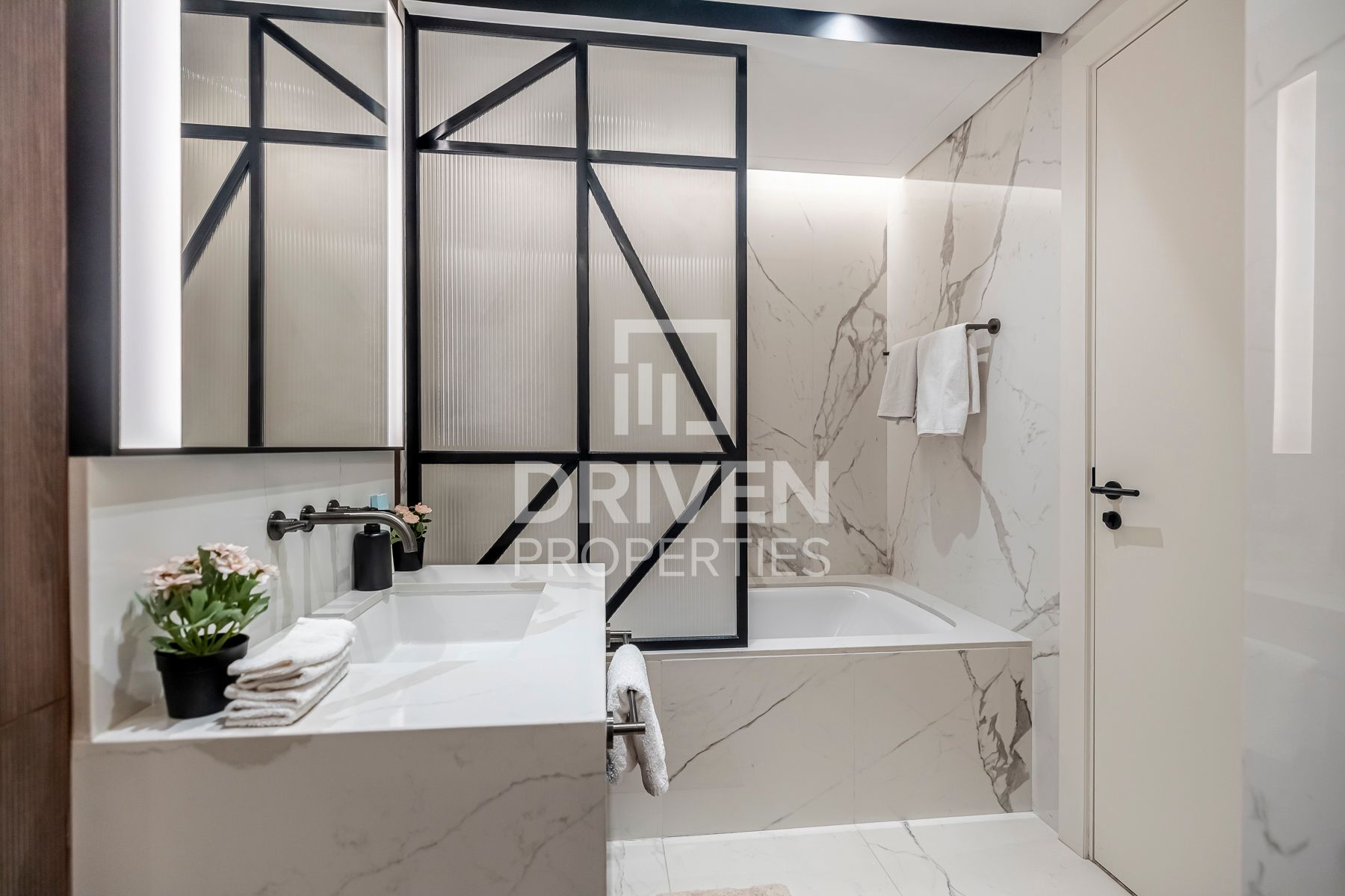 Spacious Unit Luxury layout Investors Deal