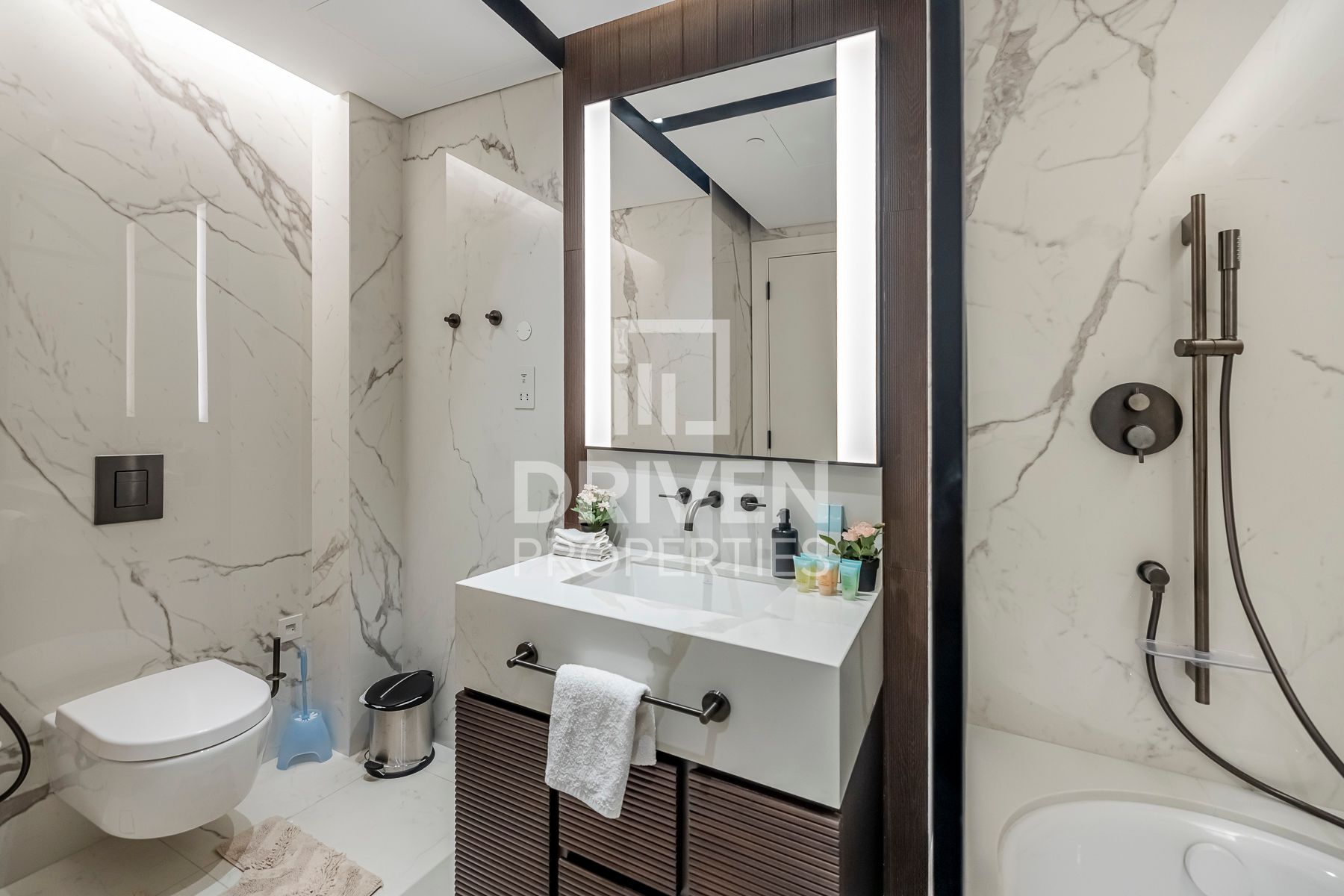 Spacious Unit Luxury layout Investors Deal