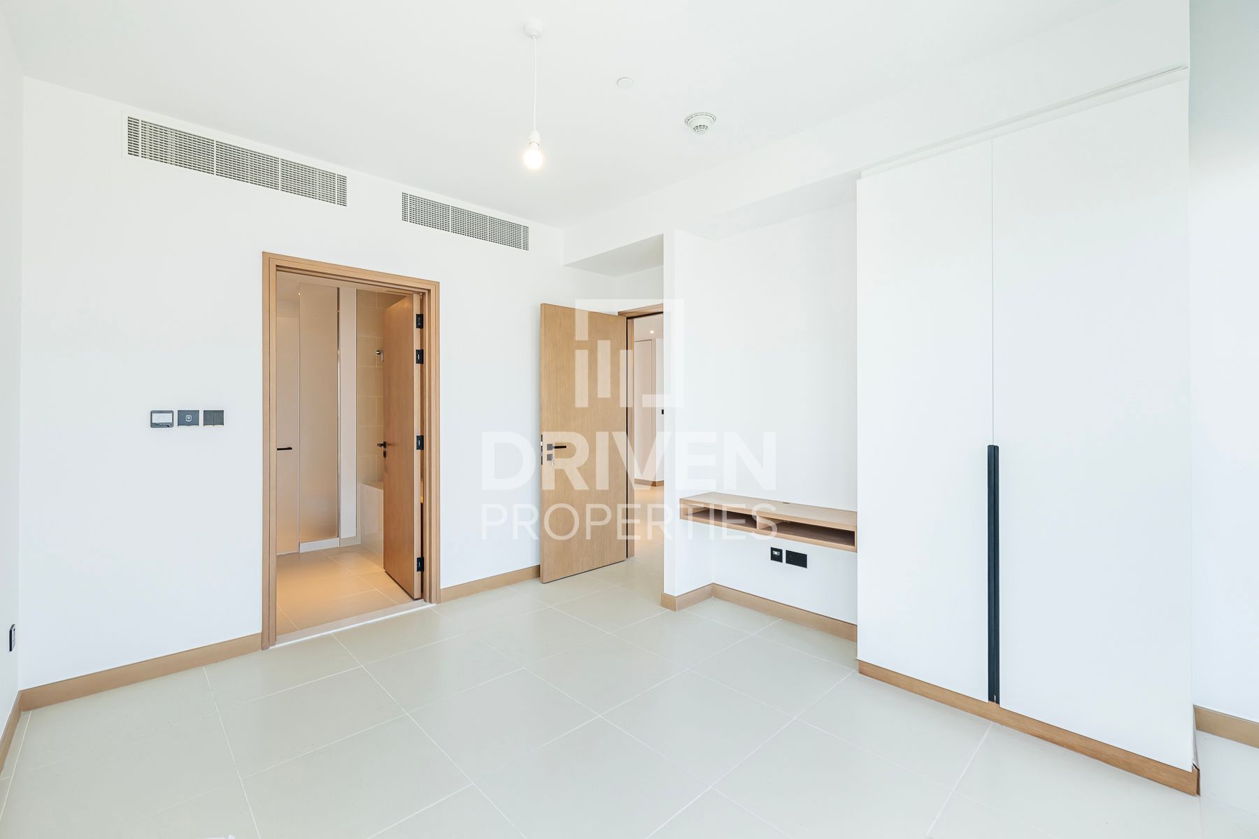 Modern Unit Sea Vew High Floor Vacant