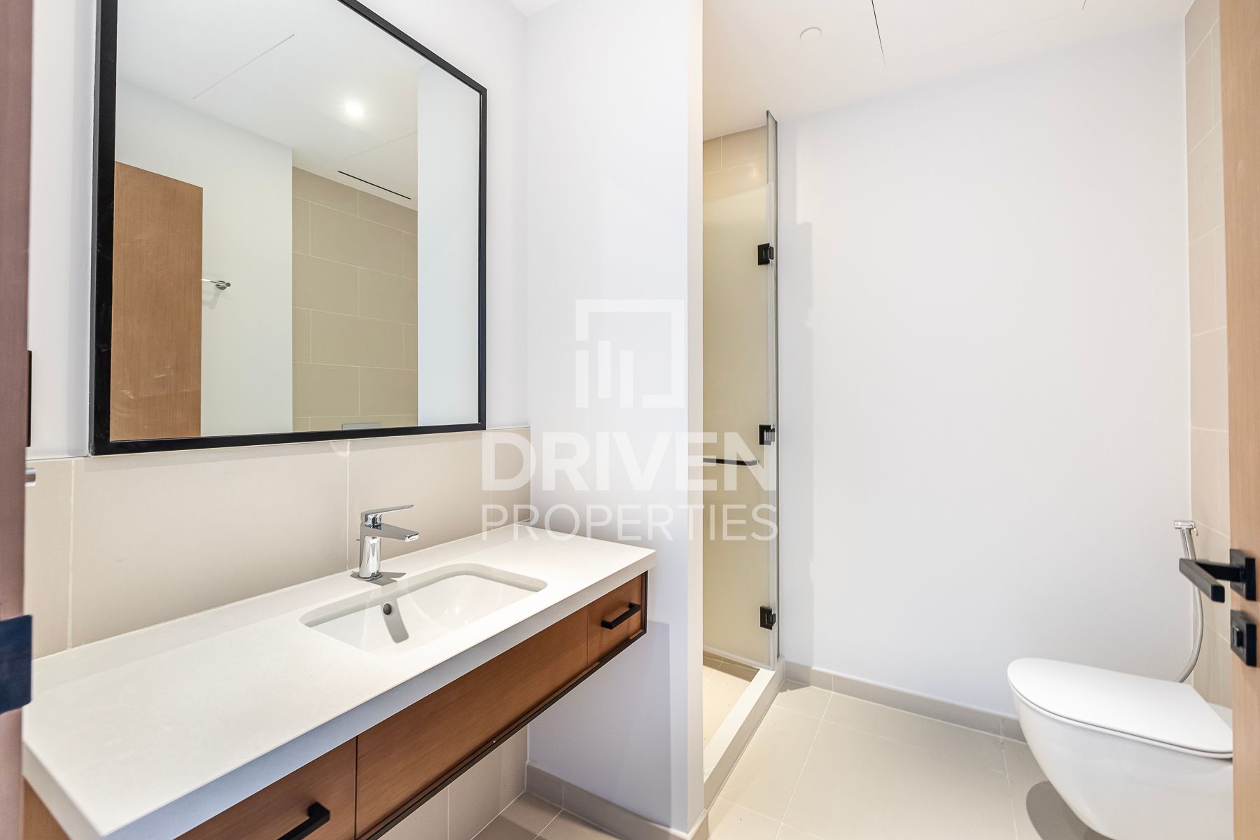 Modern Unit Sea Vew High Floor Vacant