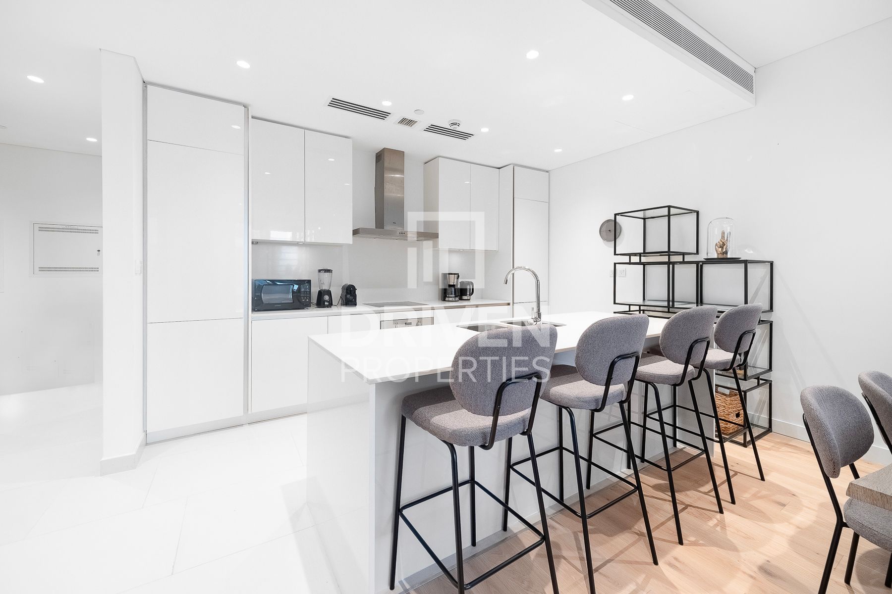 Bright Unit Spacious Balcony Boulevard View