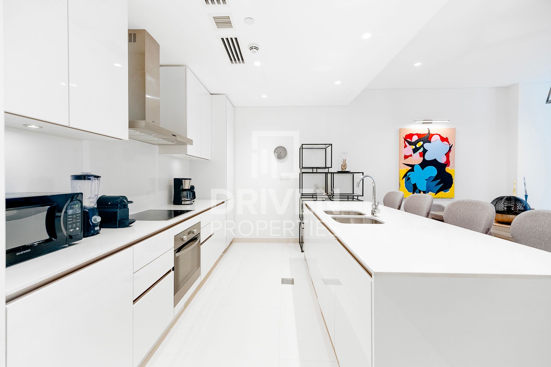 Bright Unit Spacious Balcony Boulevard View