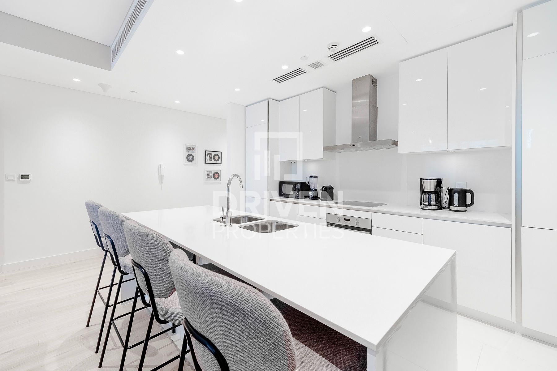 Bright Unit Spacious Balcony Boulevard View