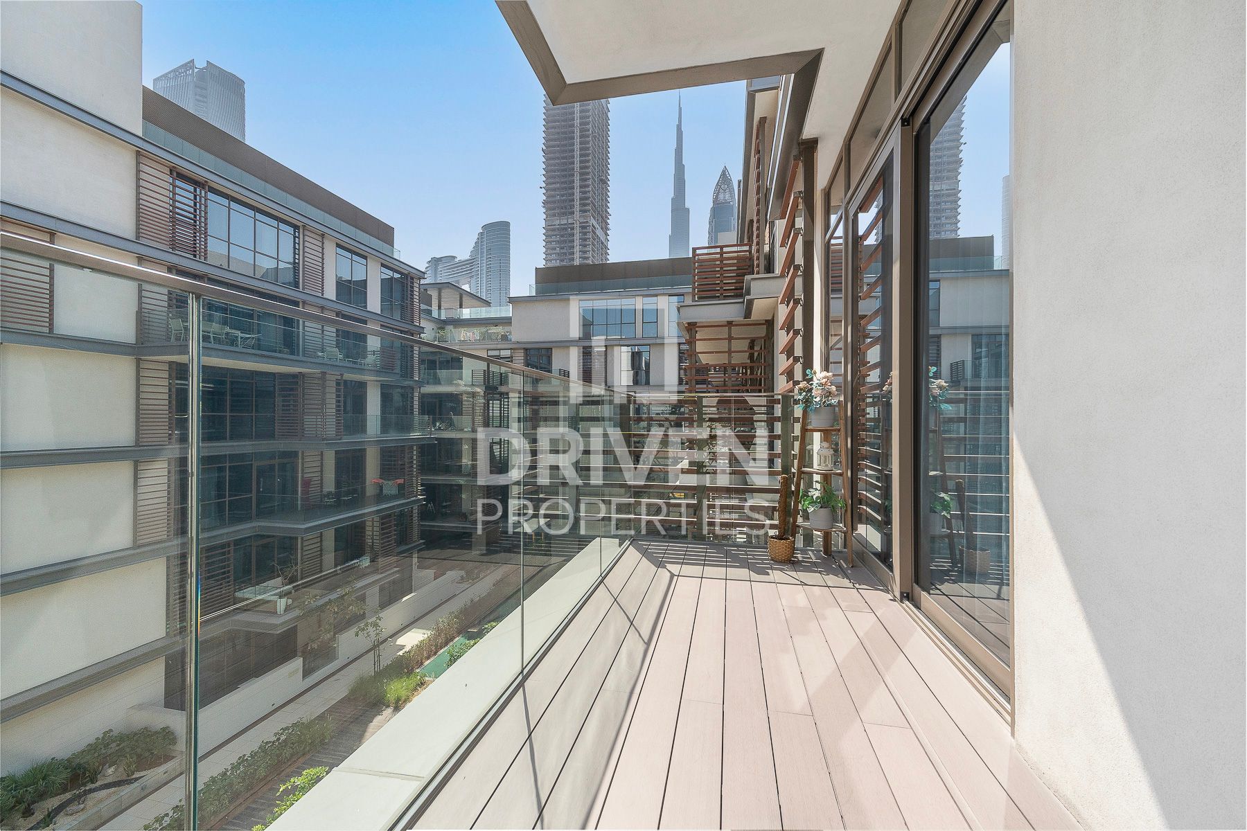 Bright Unit Spacious Balcony Boulevard View