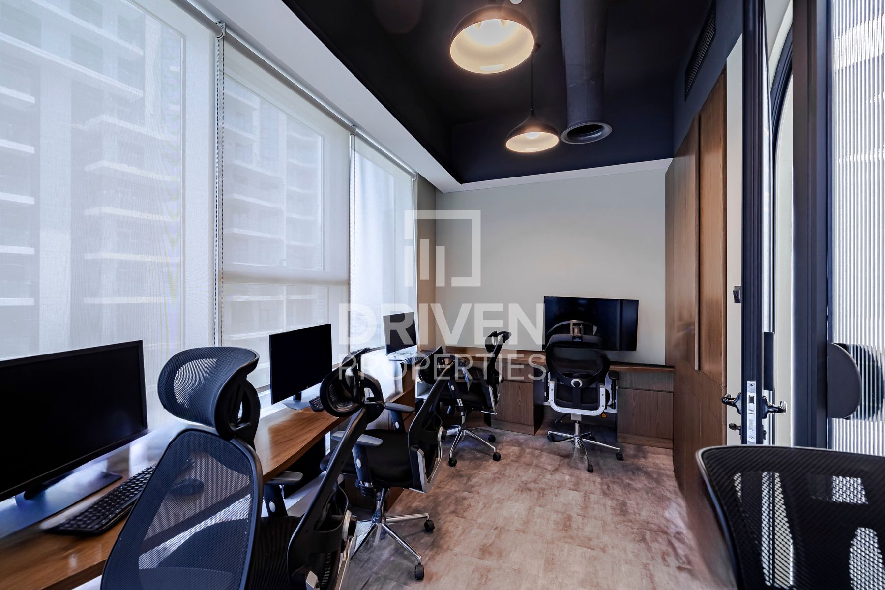 Luxurious and Fitted Canal View High Floor