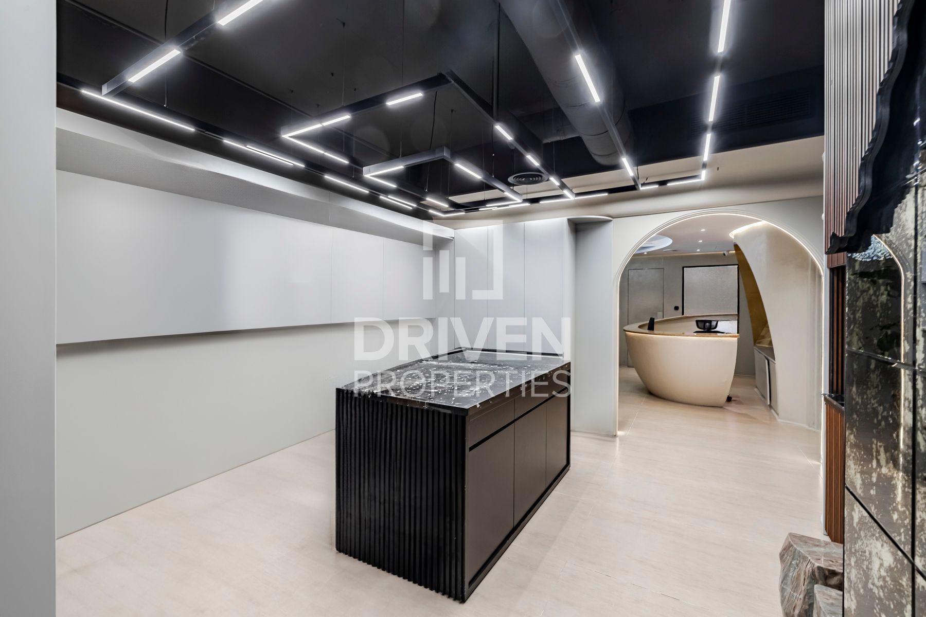 Luxurious and Fitted Canal View High Floor