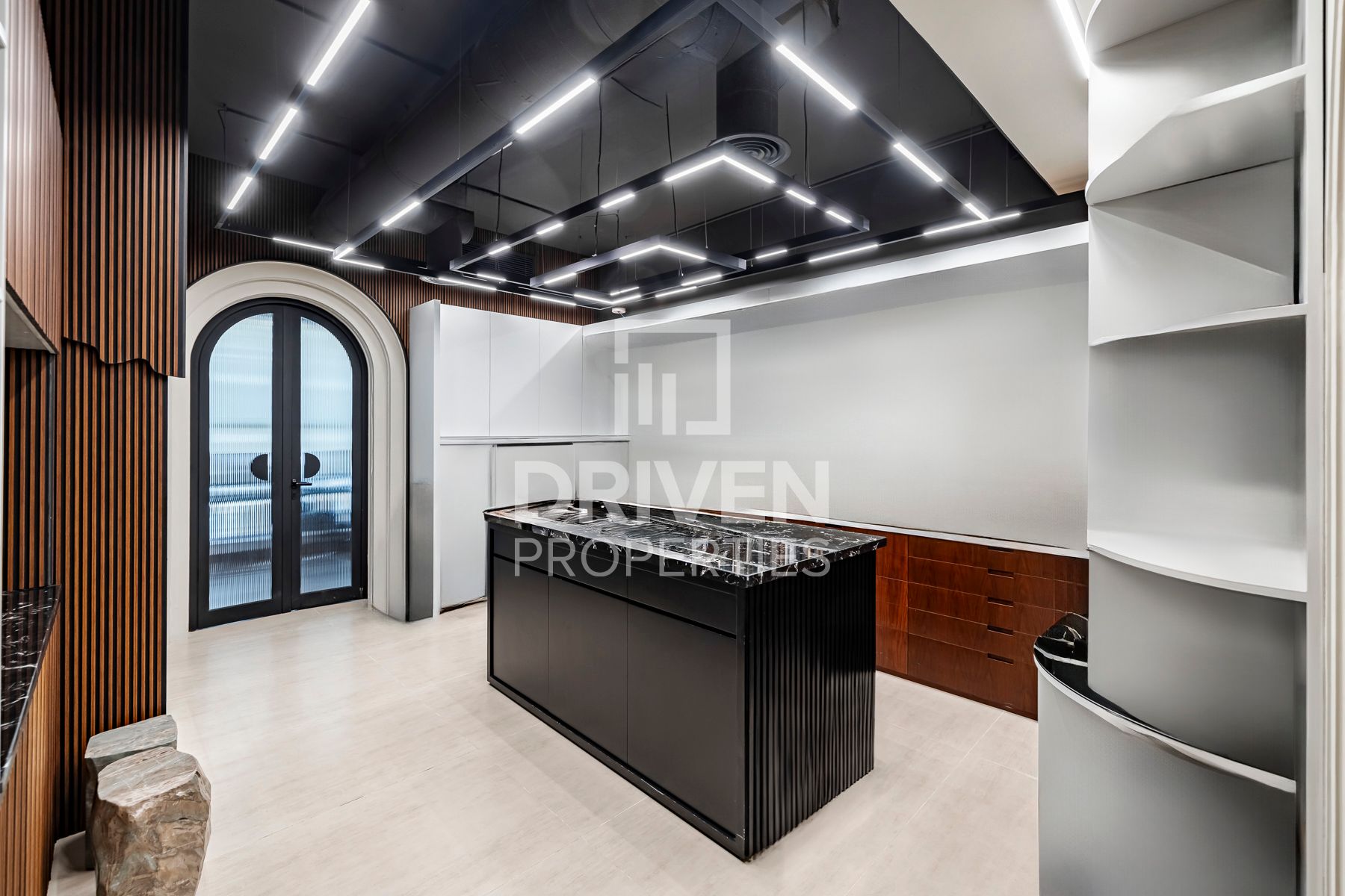 Luxurious and Fitted Canal View High Floor