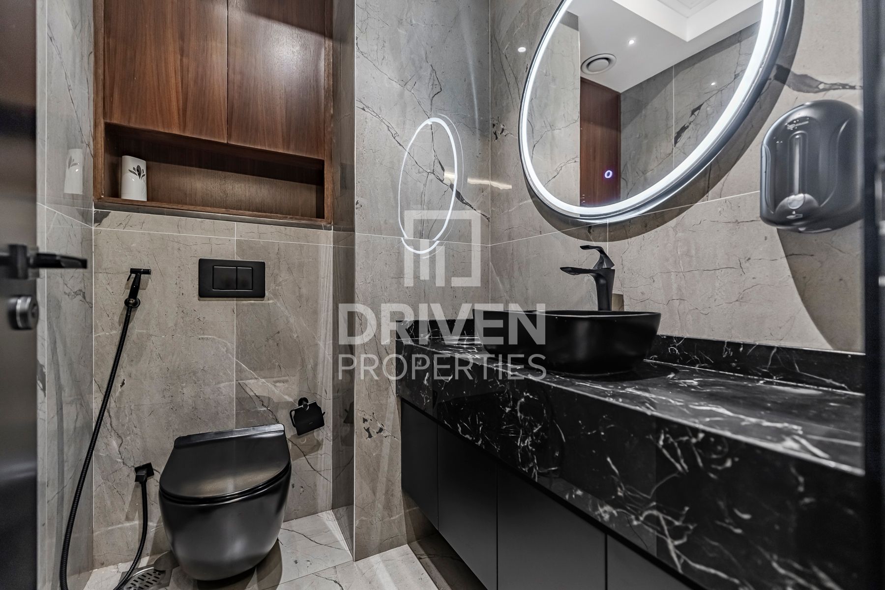 Luxurious and Fitted Canal View High Floor