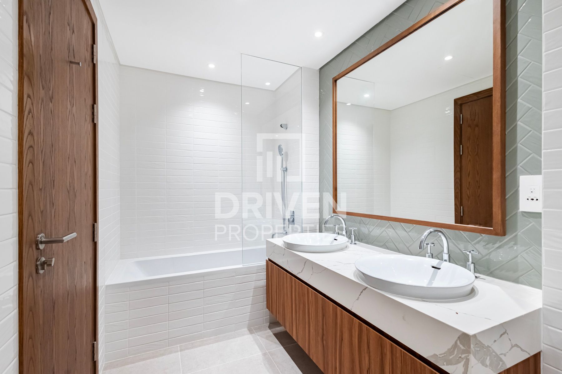 Stunning and Huge Layout Premium Location