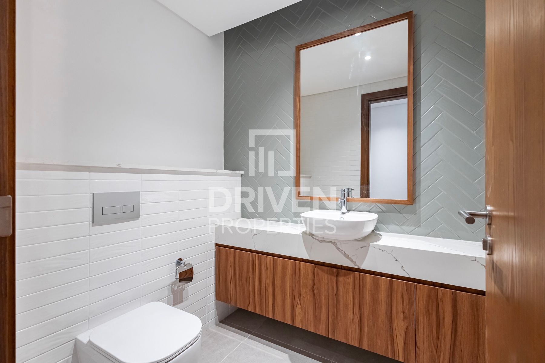 Stunning and Huge Layout Premium Location