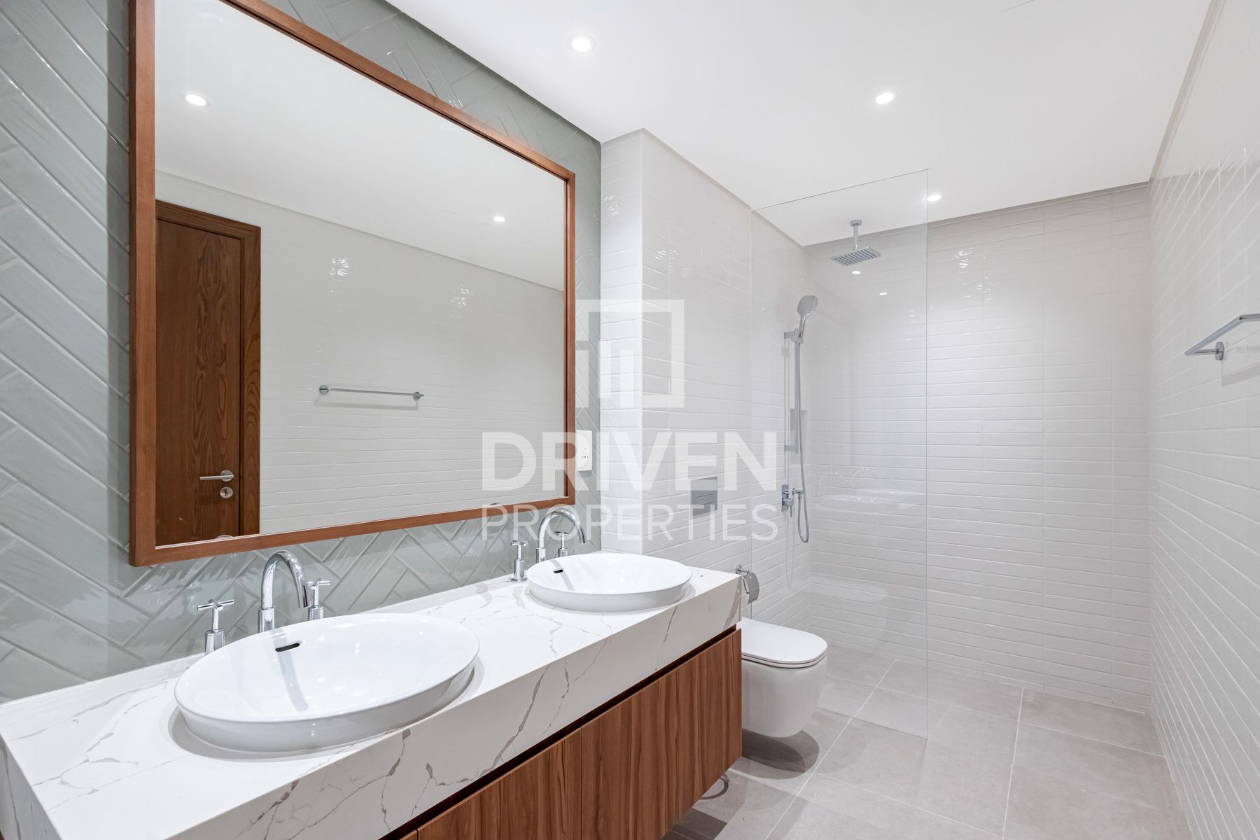 Stunning and Huge Layout Premium Location