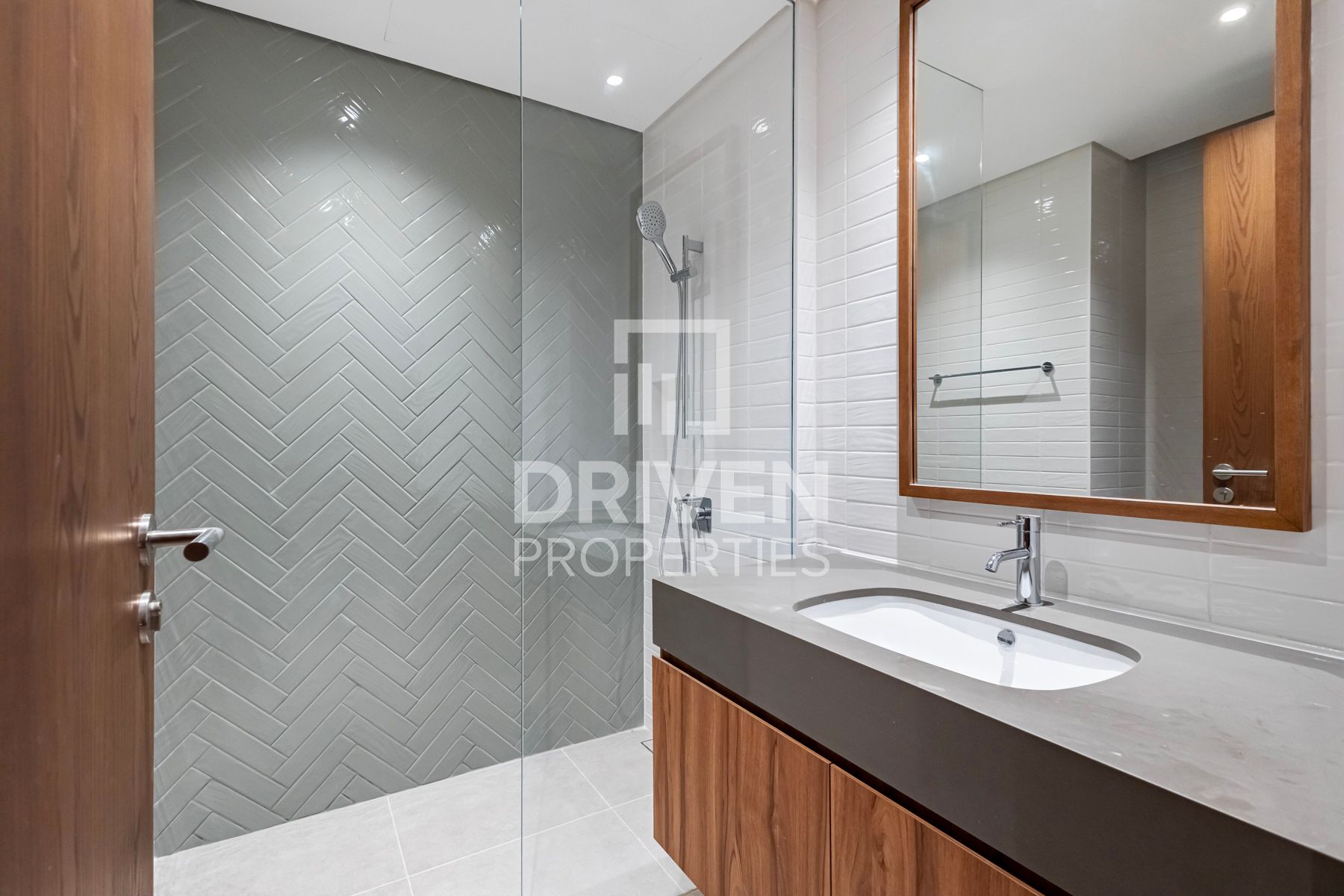 Stunning and Huge Layout Premium Location