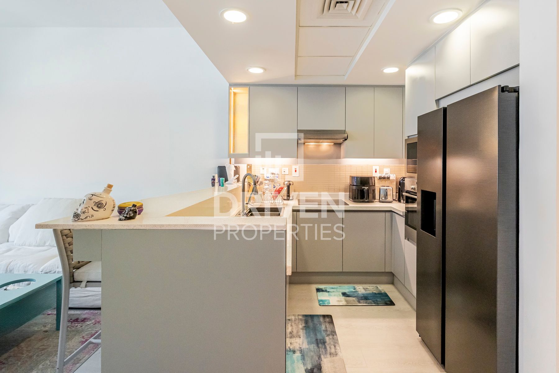 Prime location Spacious Unit Fully Furnished