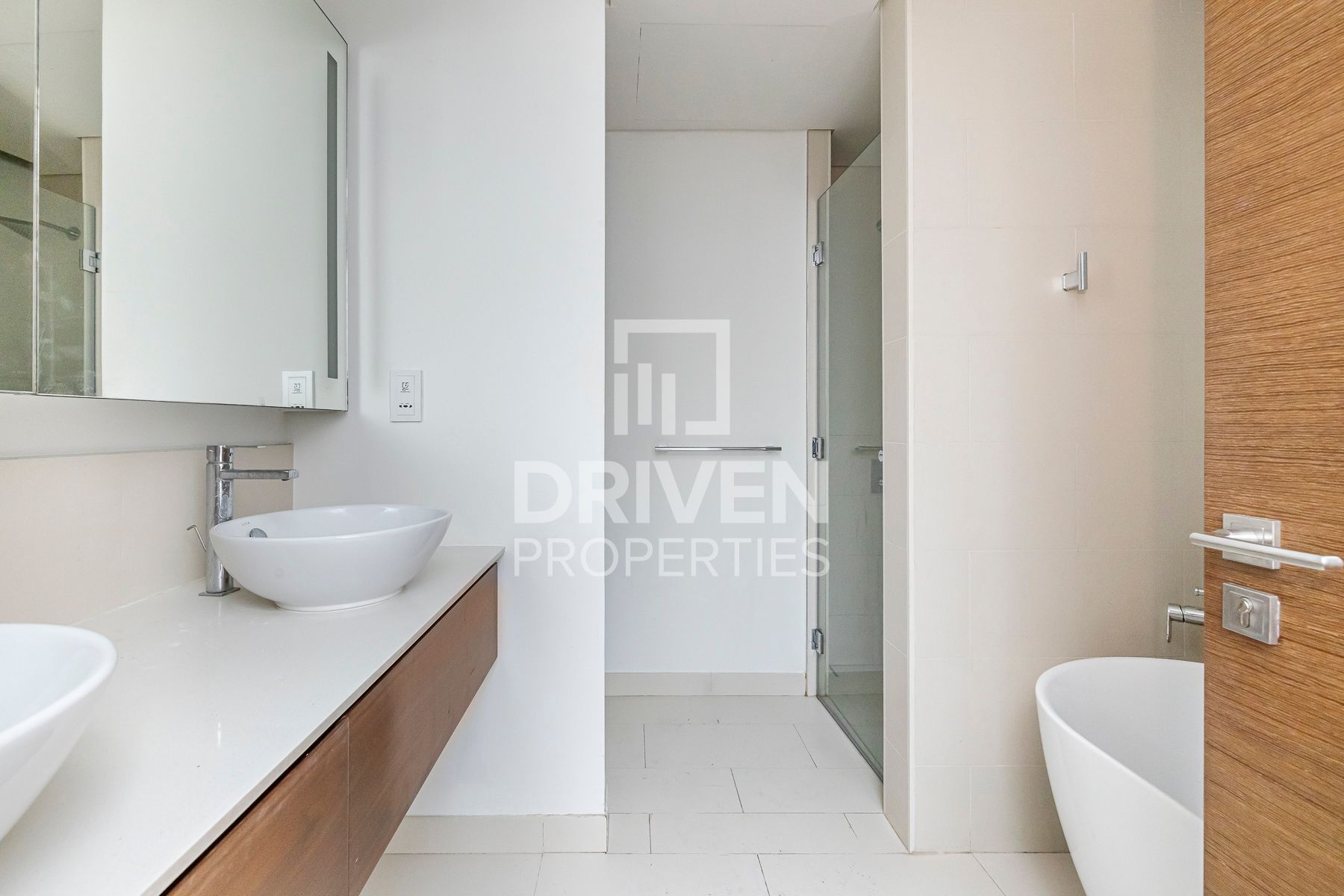 Spacious Unit with Maids Room Ready to Move In