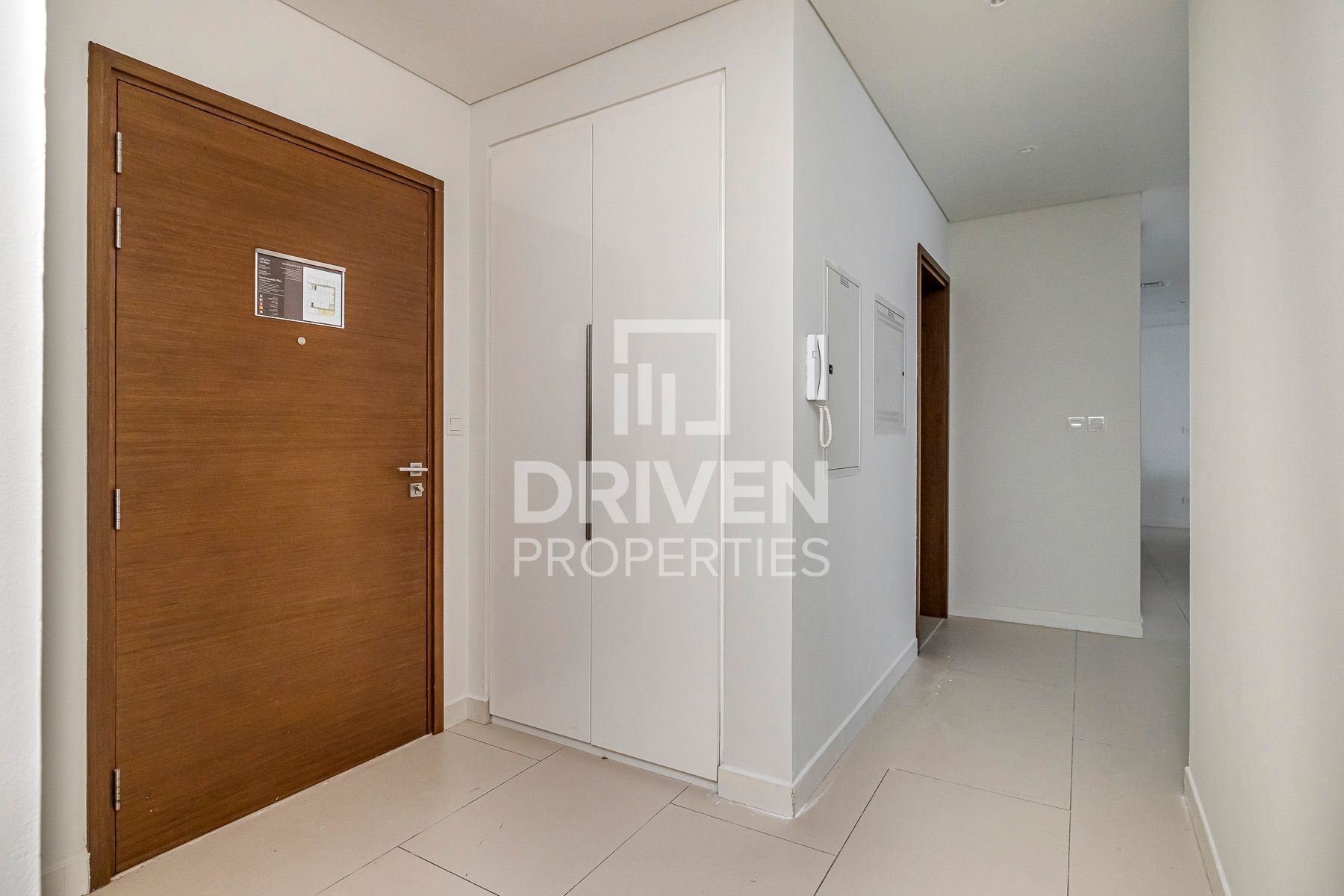 Huge and Stunning Layout Ready to Move In