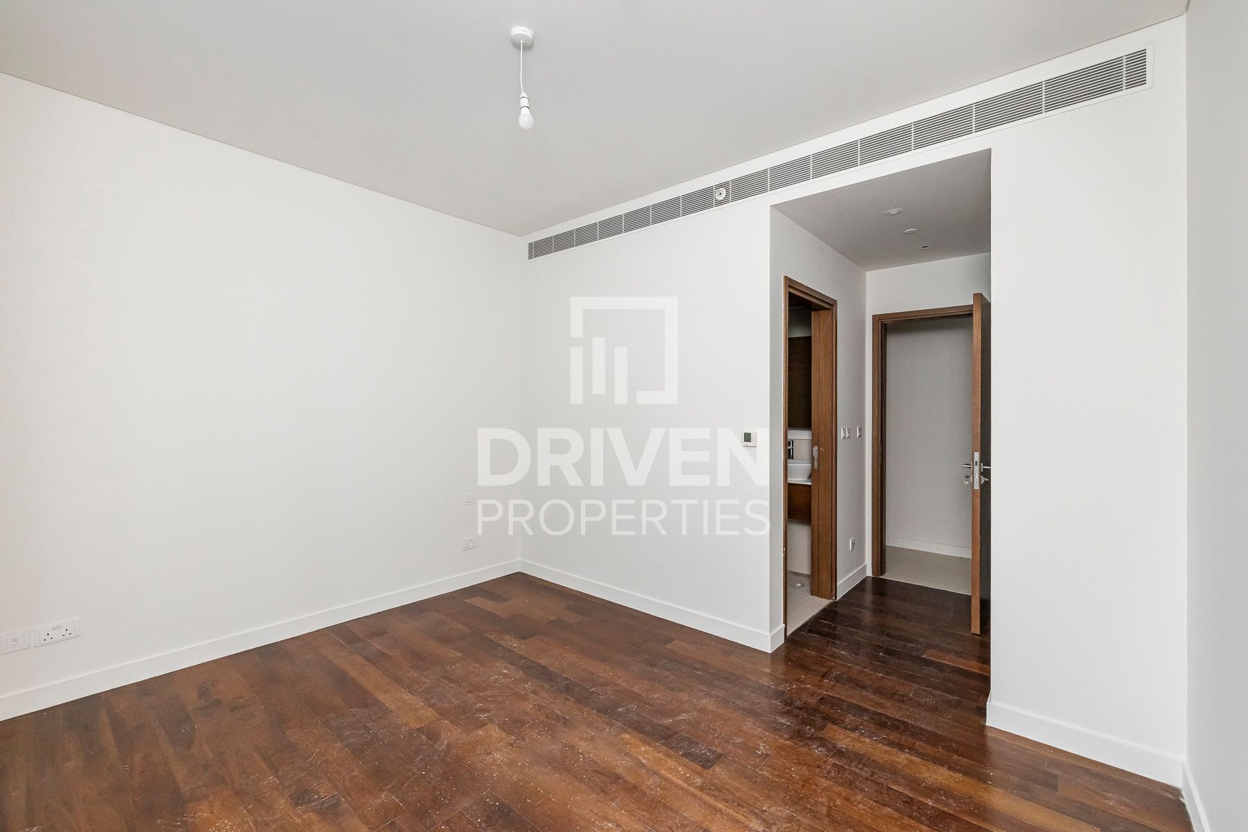 Huge and Stunning Layout Ready to Move In