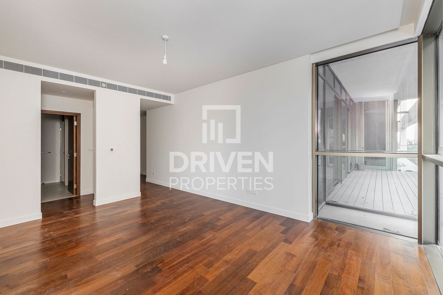 Huge and Stunning Layout Ready to Move In