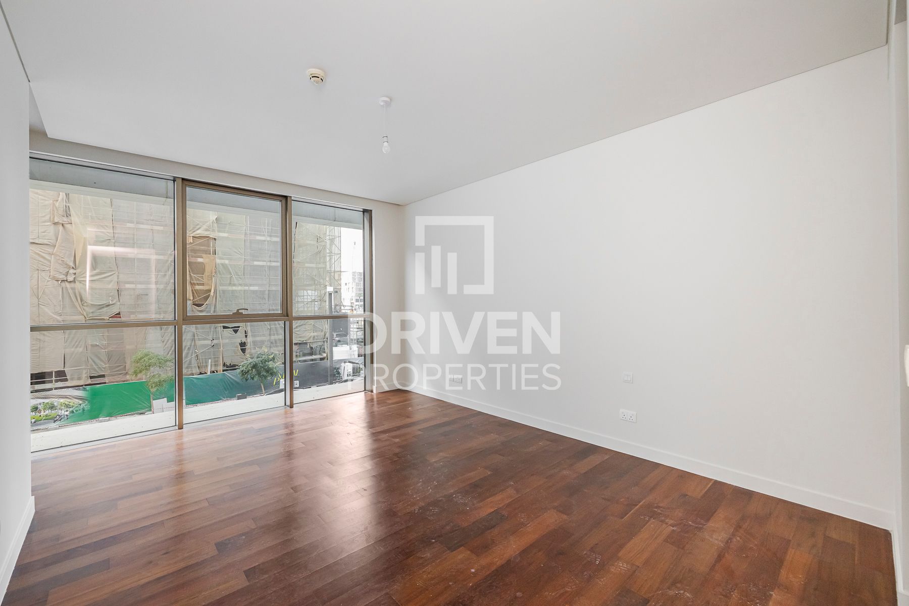 Huge and Stunning Layout Ready to Move In