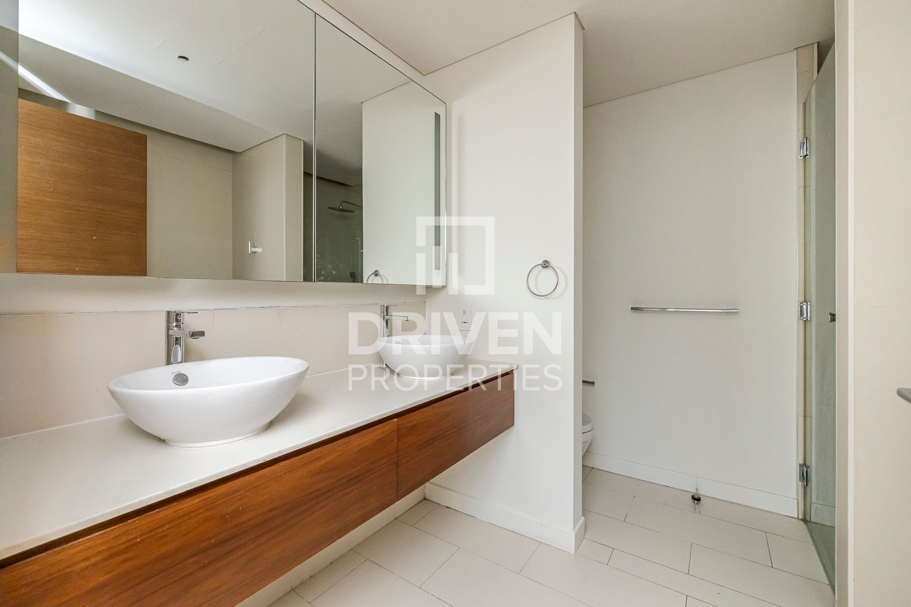 Huge and Stunning Layout Ready to Move In