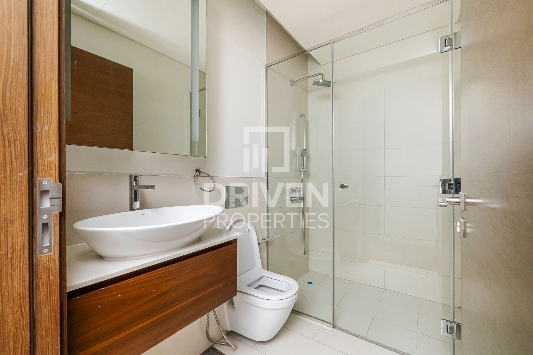 Huge and Stunning Layout Ready to Move In