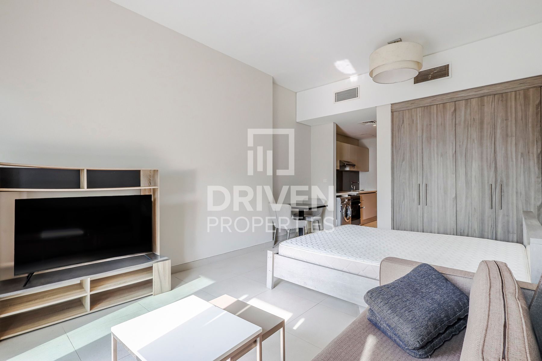 Modern Layout Bright Studio Furnished