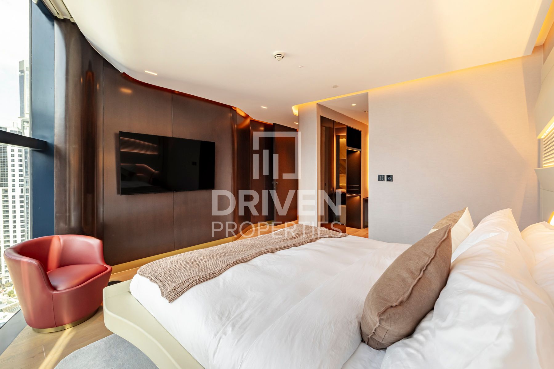 Spacious and Fully Upgraded Prime Location