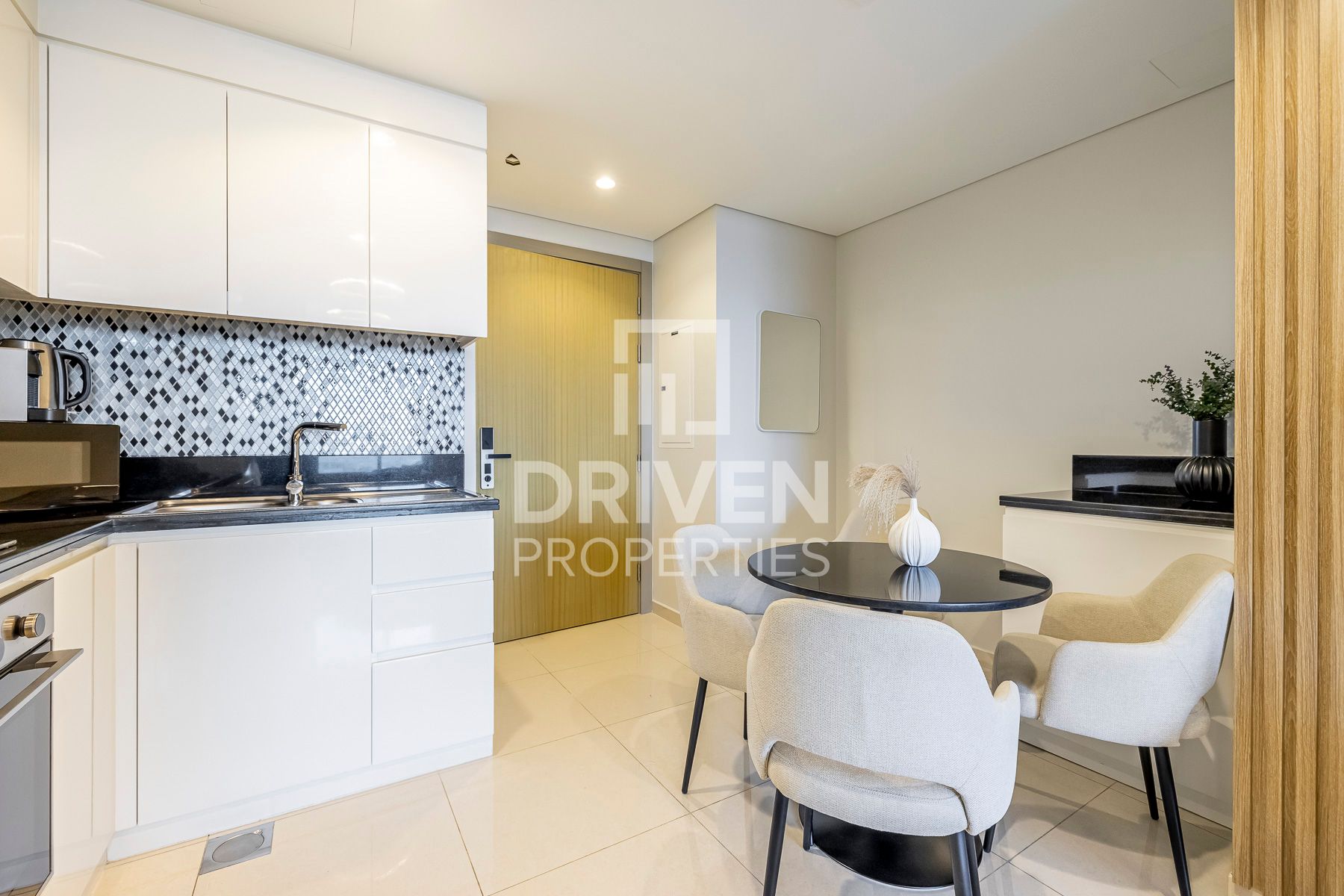 Vacant and Stunning Apartment Fully Furnished