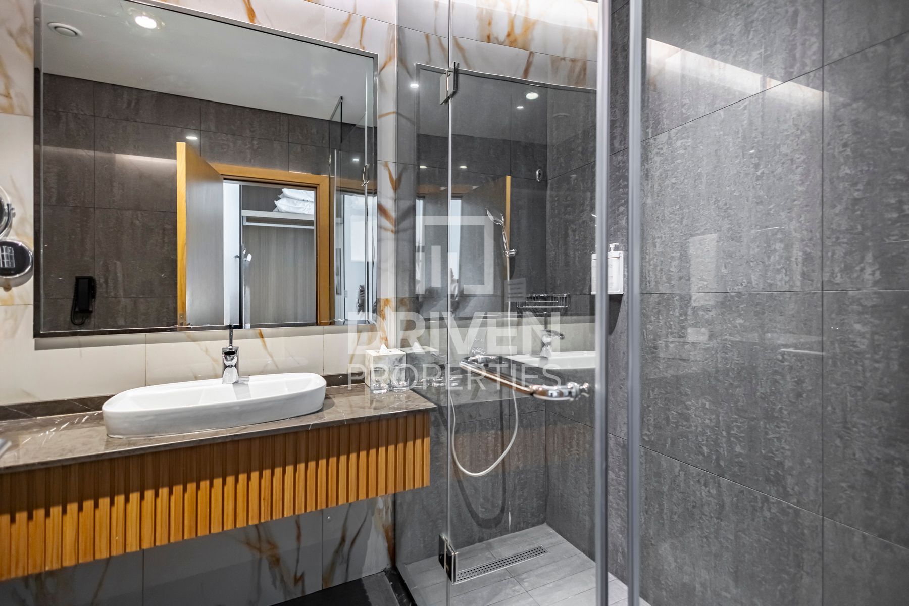 Investors Deal High ROI Prime Location