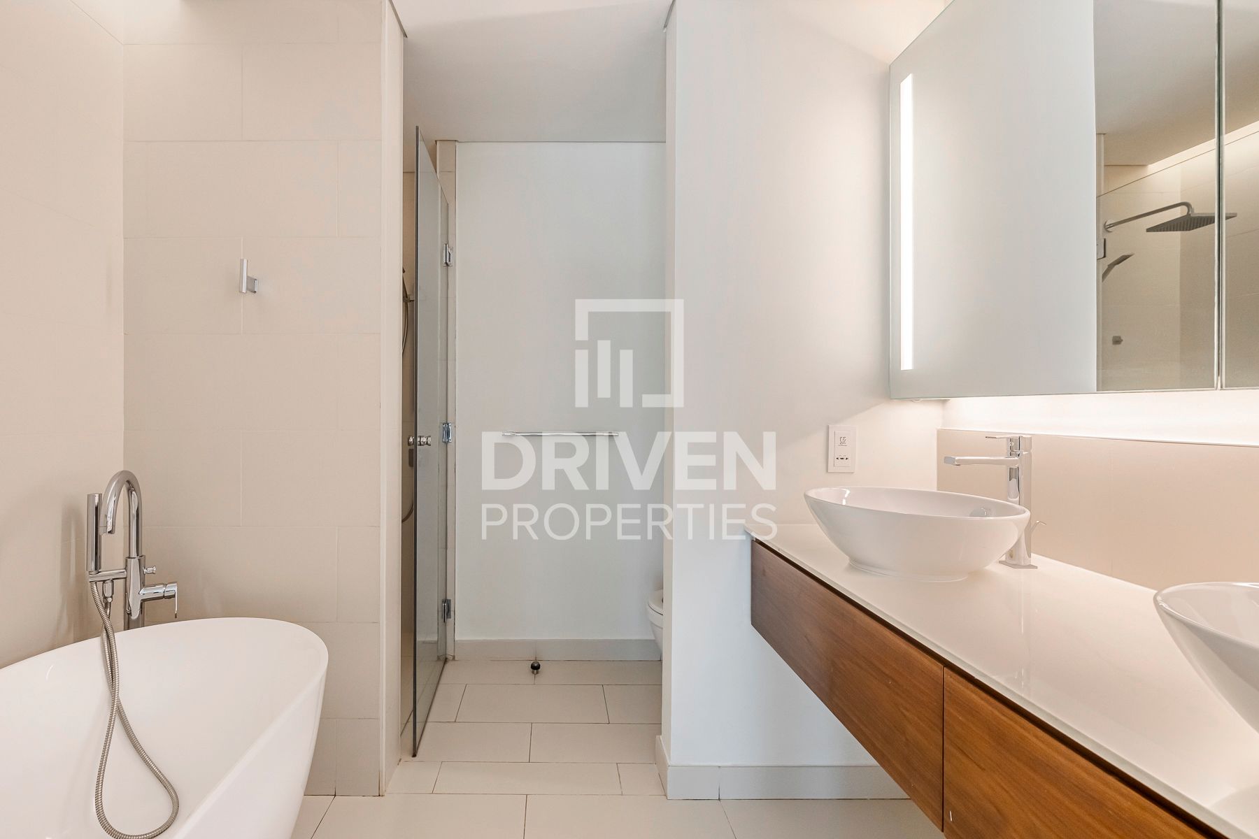 Stunning Layout with Pool View Vacant Apartment