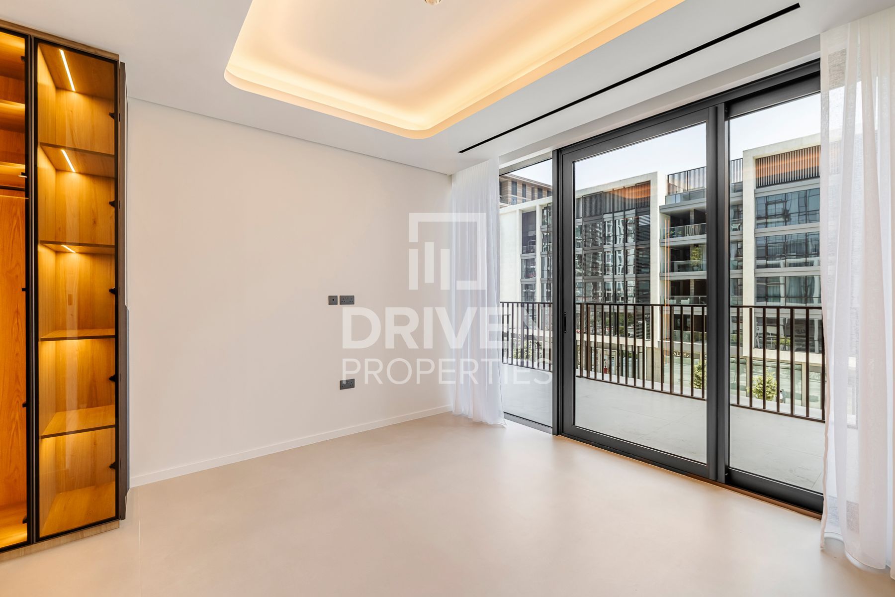 Fully Upgraded and Spacious Vacant Apartment