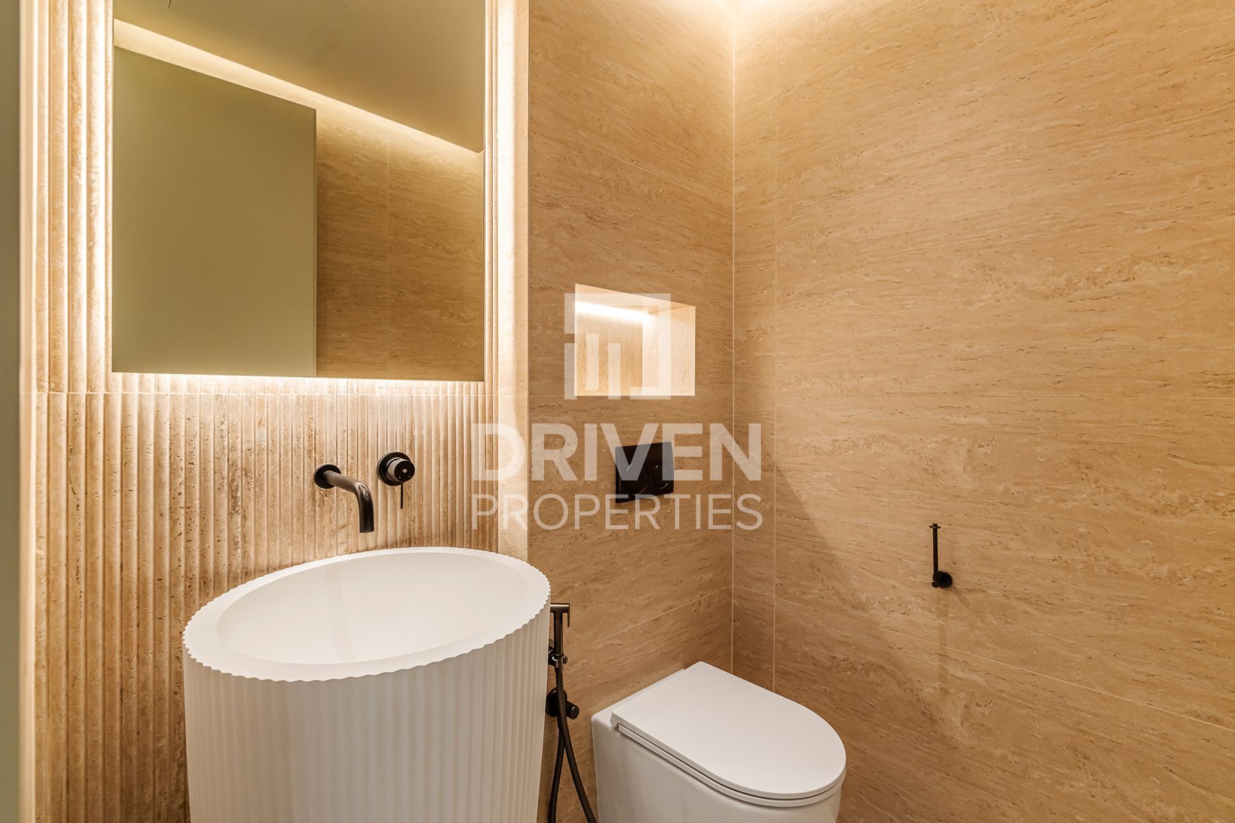 Fully Upgraded and Spacious Vacant Apartment