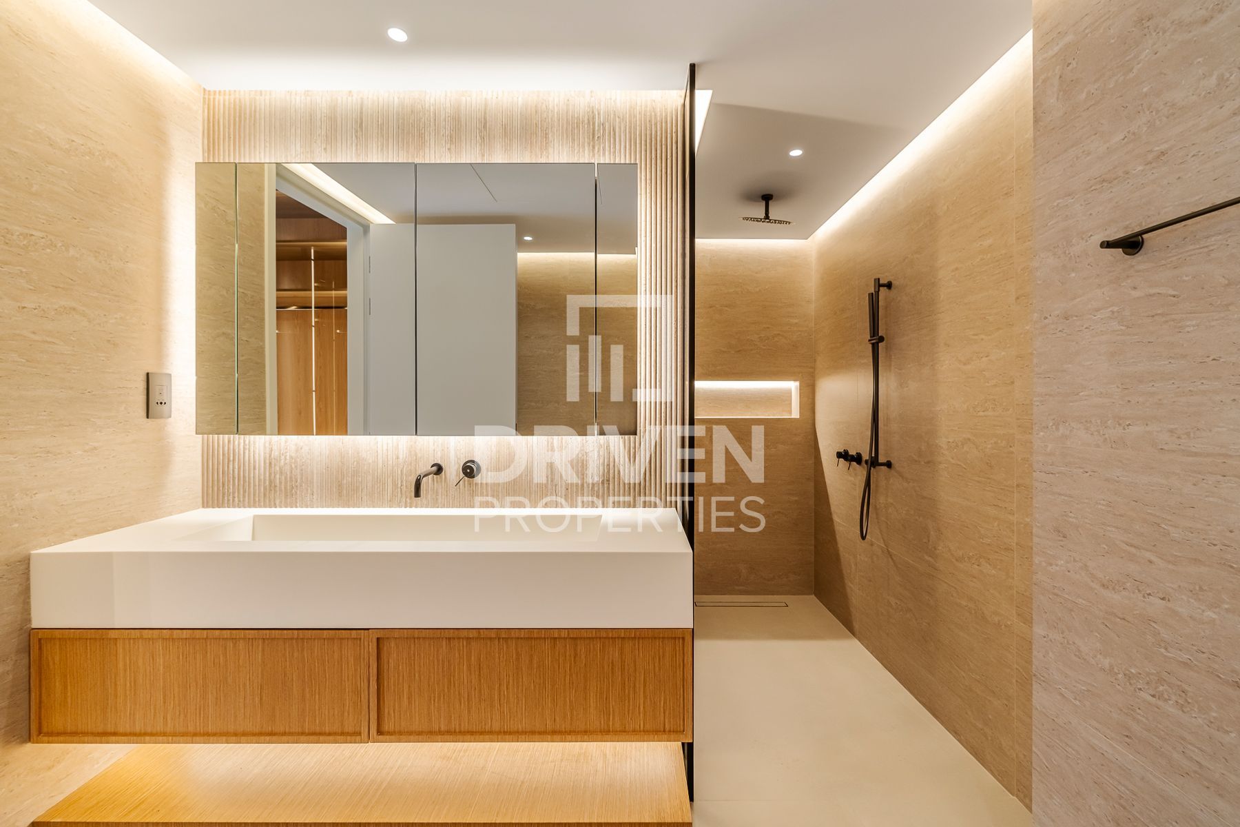 Fully Upgraded and Spacious Vacant Apartment