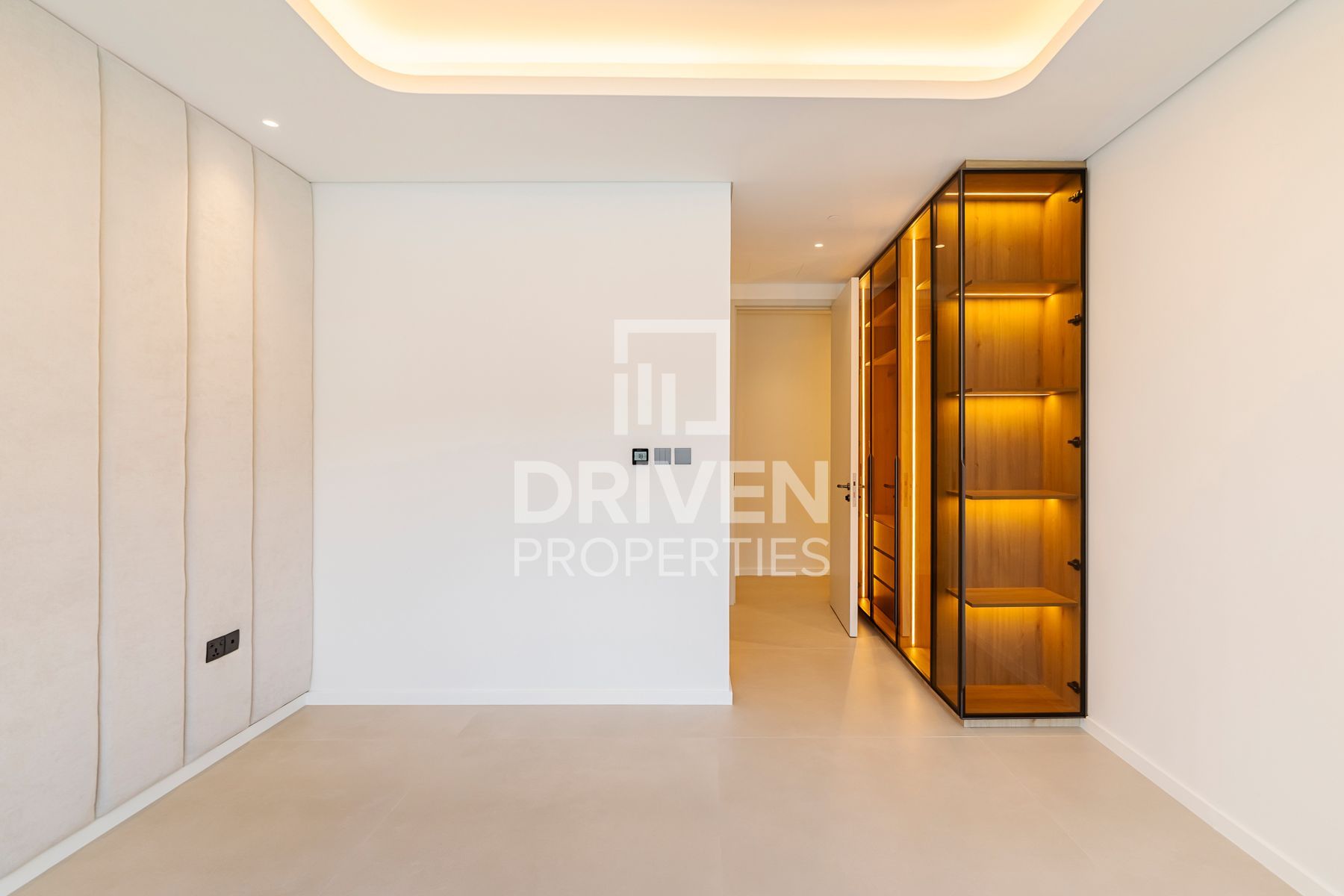 Fully Upgraded and Spacious Vacant Apartment