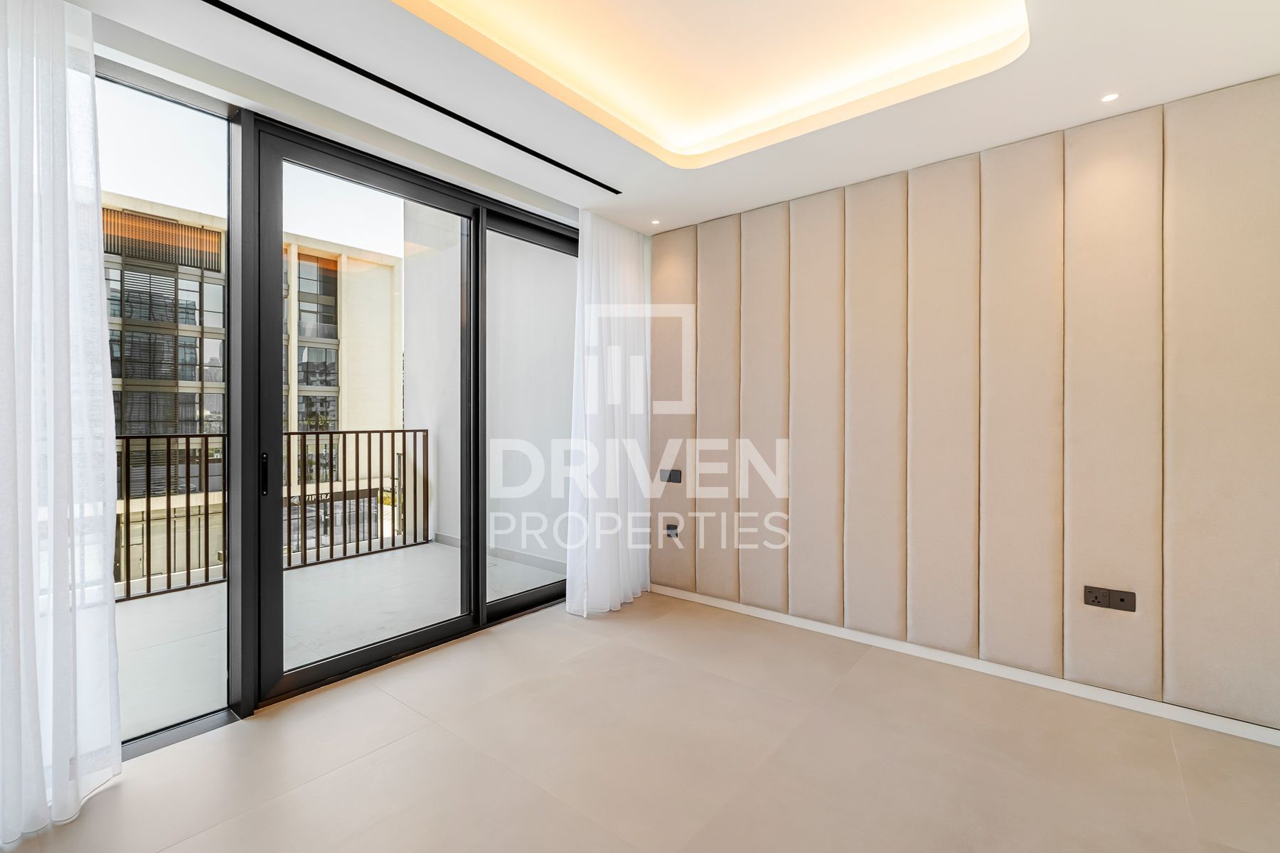 Fully Upgraded and Spacious Vacant Apartment