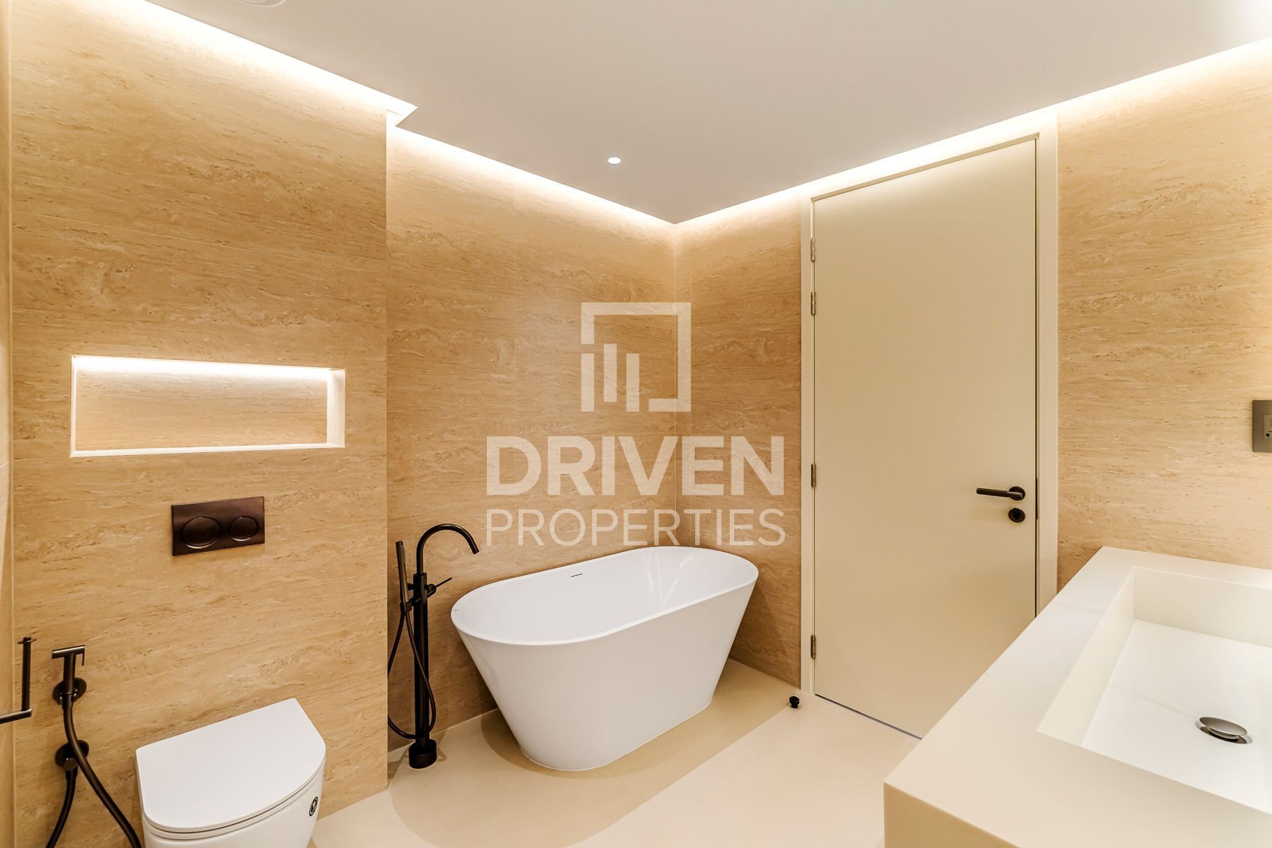 Fully Upgraded and Spacious Vacant Apartment