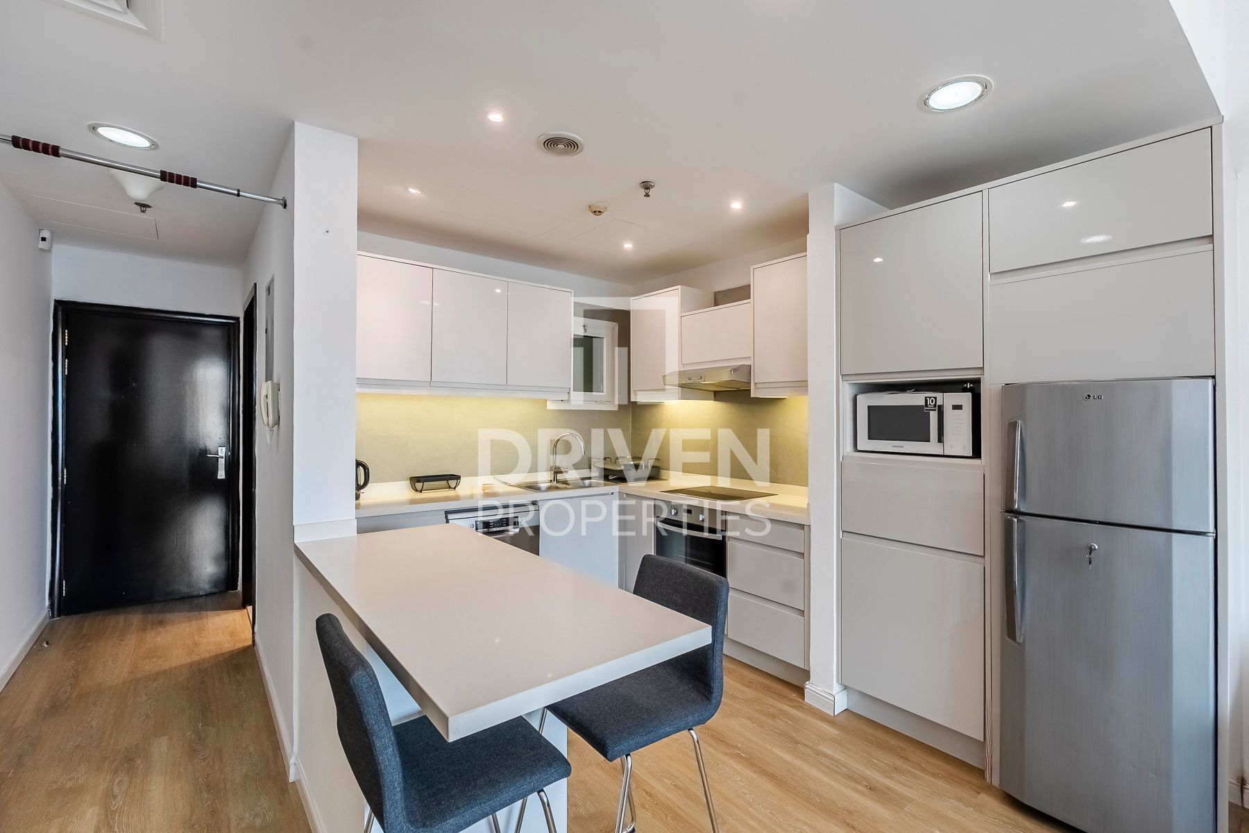 Furnished Prime Location Available 4 Cheques