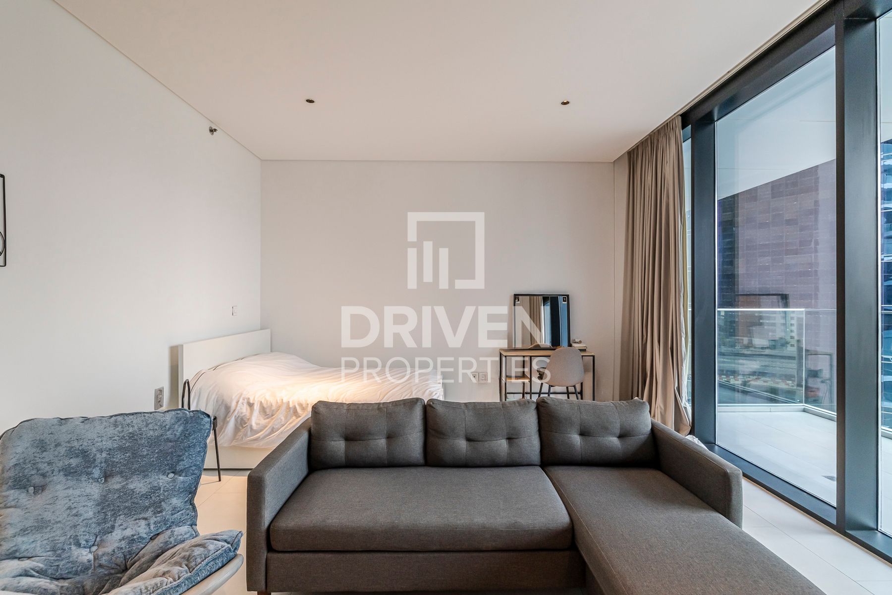 Huge Layout Studio Featuring Canal View Rented