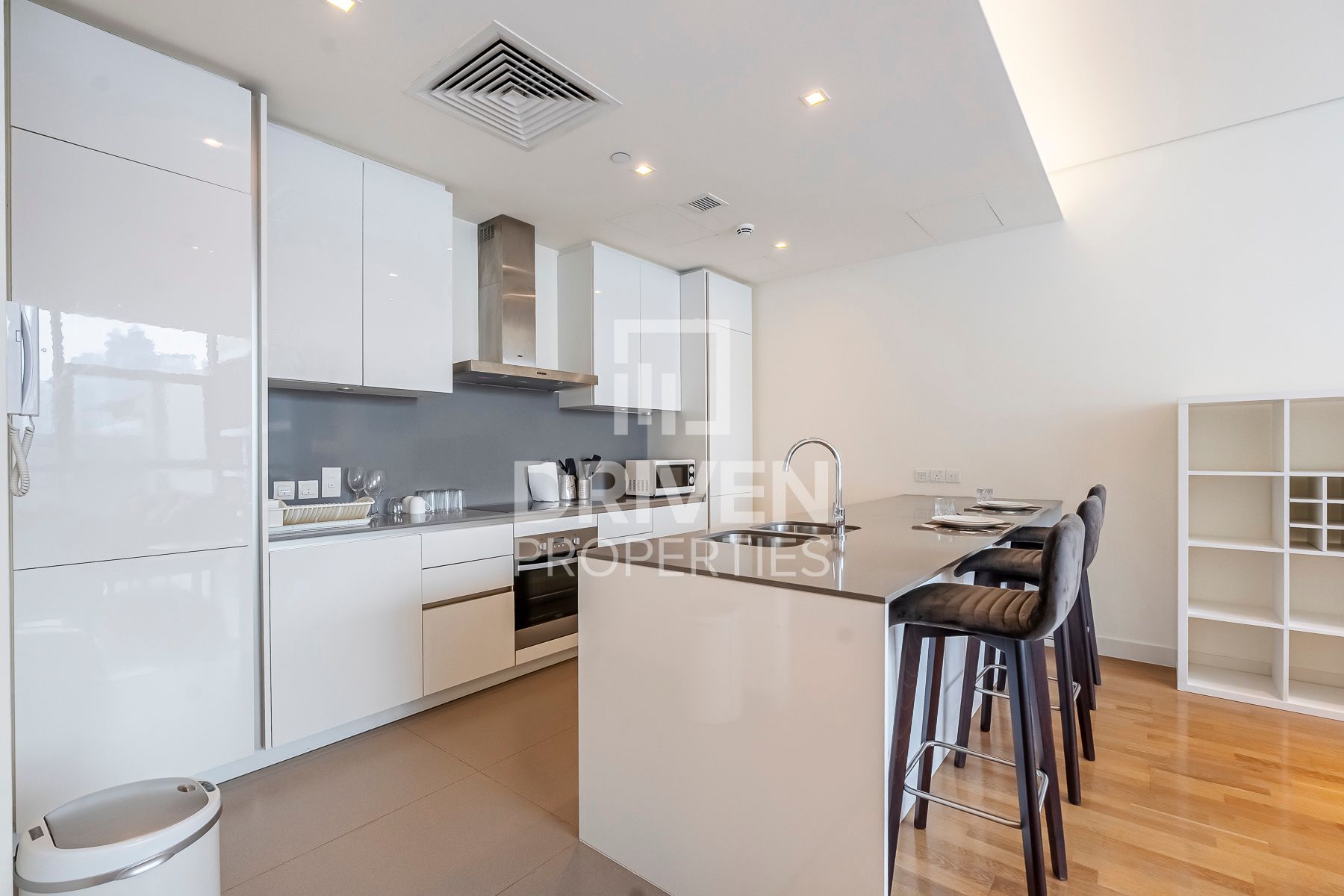 Stunning Unit with Pool View 2 Cheques Available
