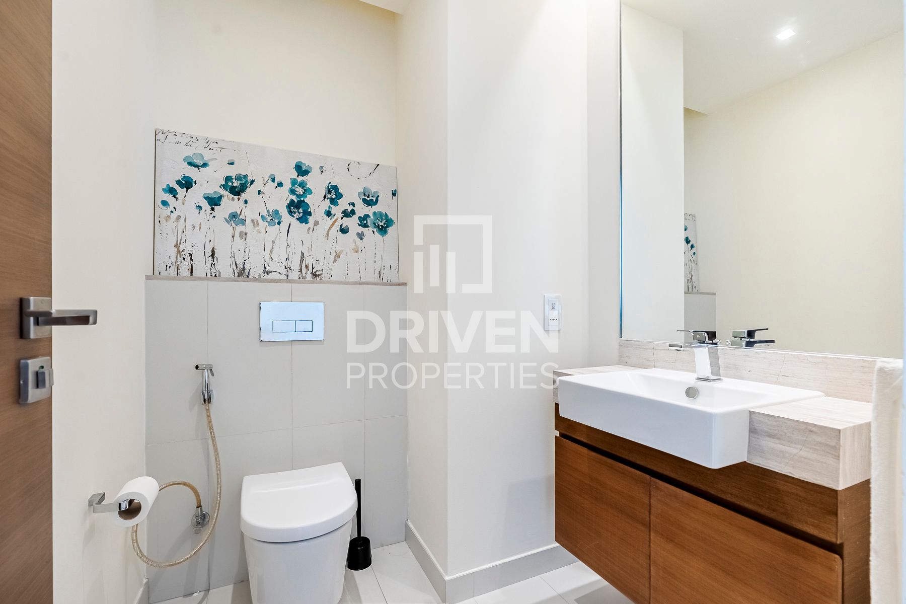 Stunning Unit with Pool View 2 Cheques Available