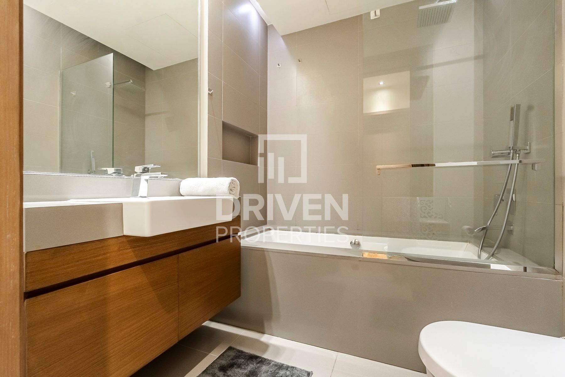 Stunning Unit with Pool View 2 Cheques Available