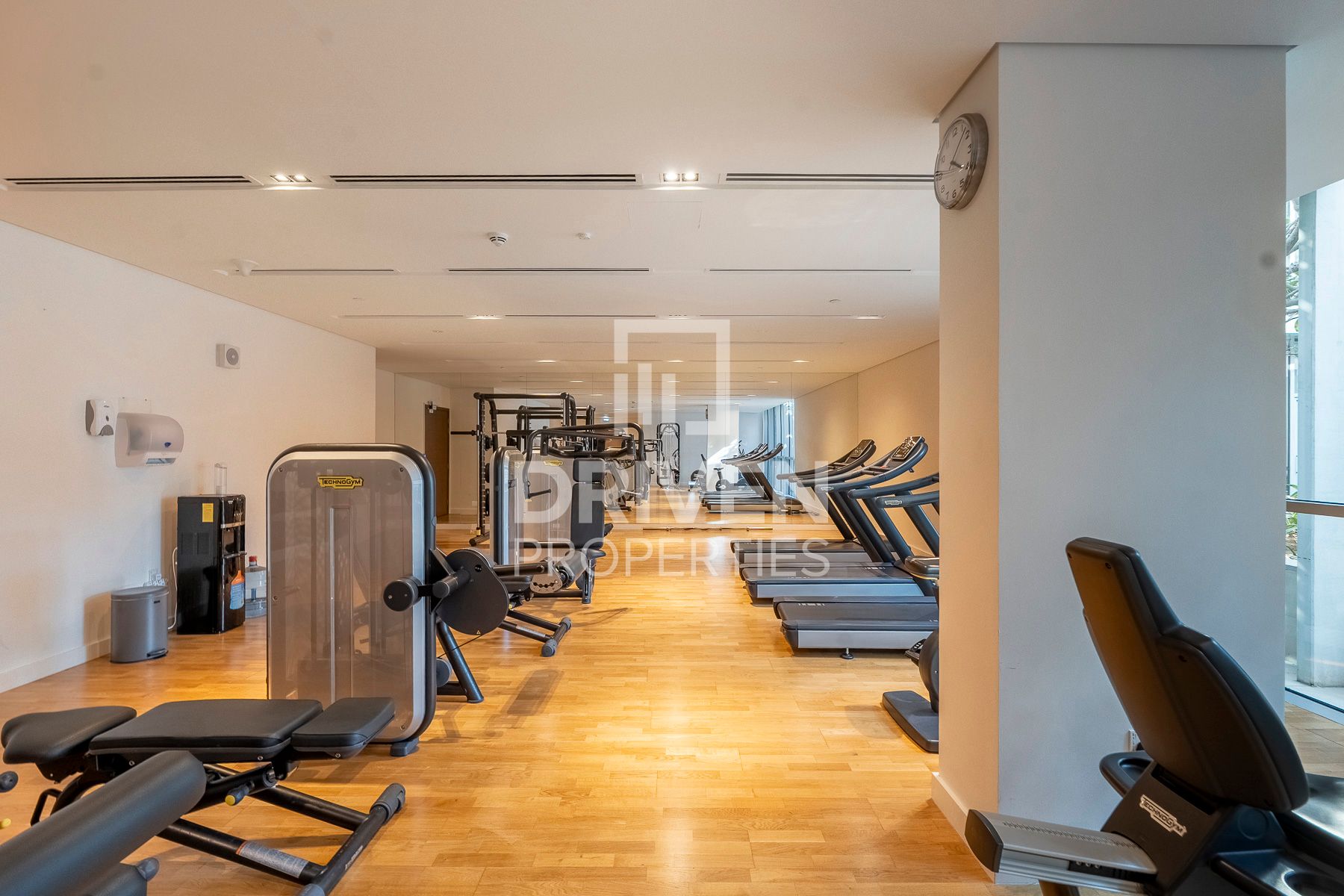 Stunning Unit with Burj Khalifa View 2 Cheques