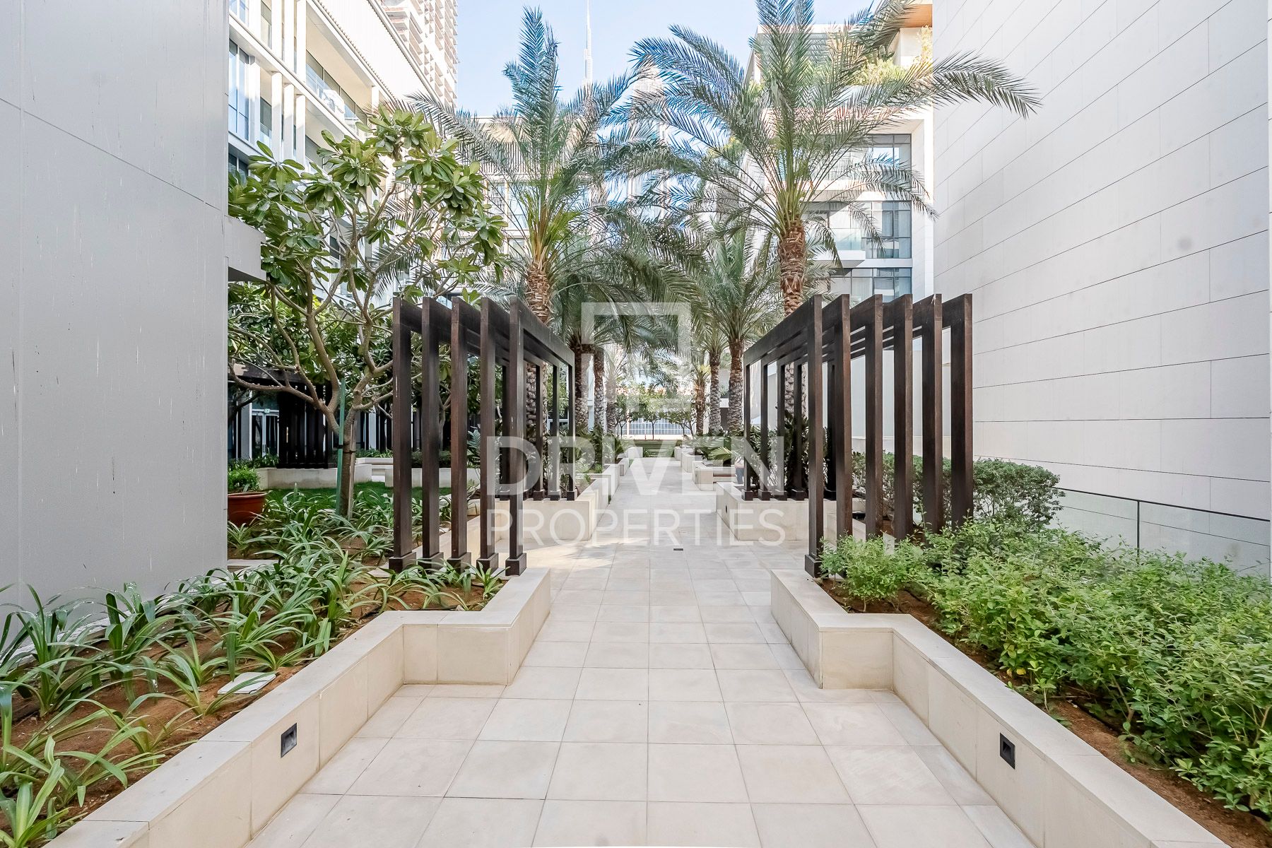 Stunning Unit with Burj Khalifa View 2 Cheques