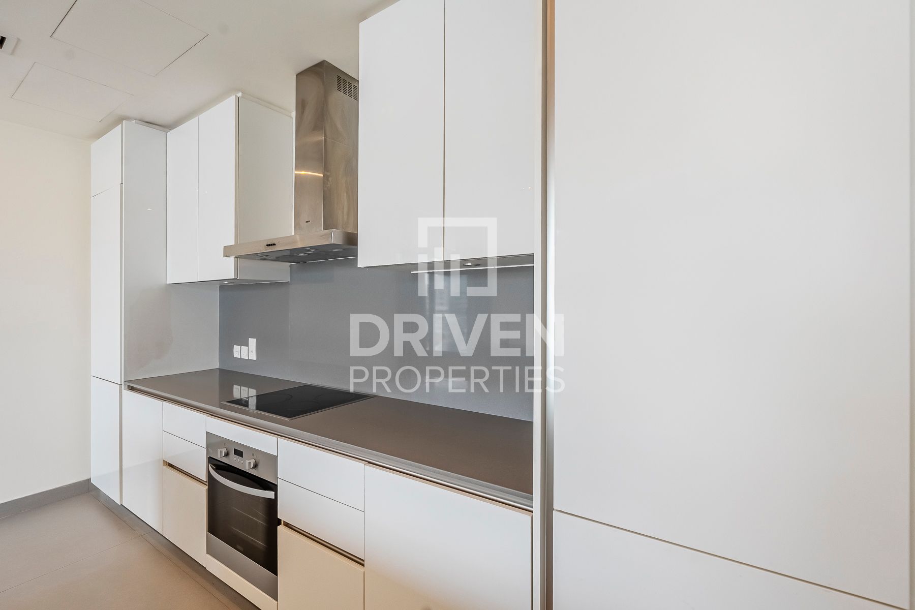 Stunning Unit with Burj Khalifa View 2 Cheques