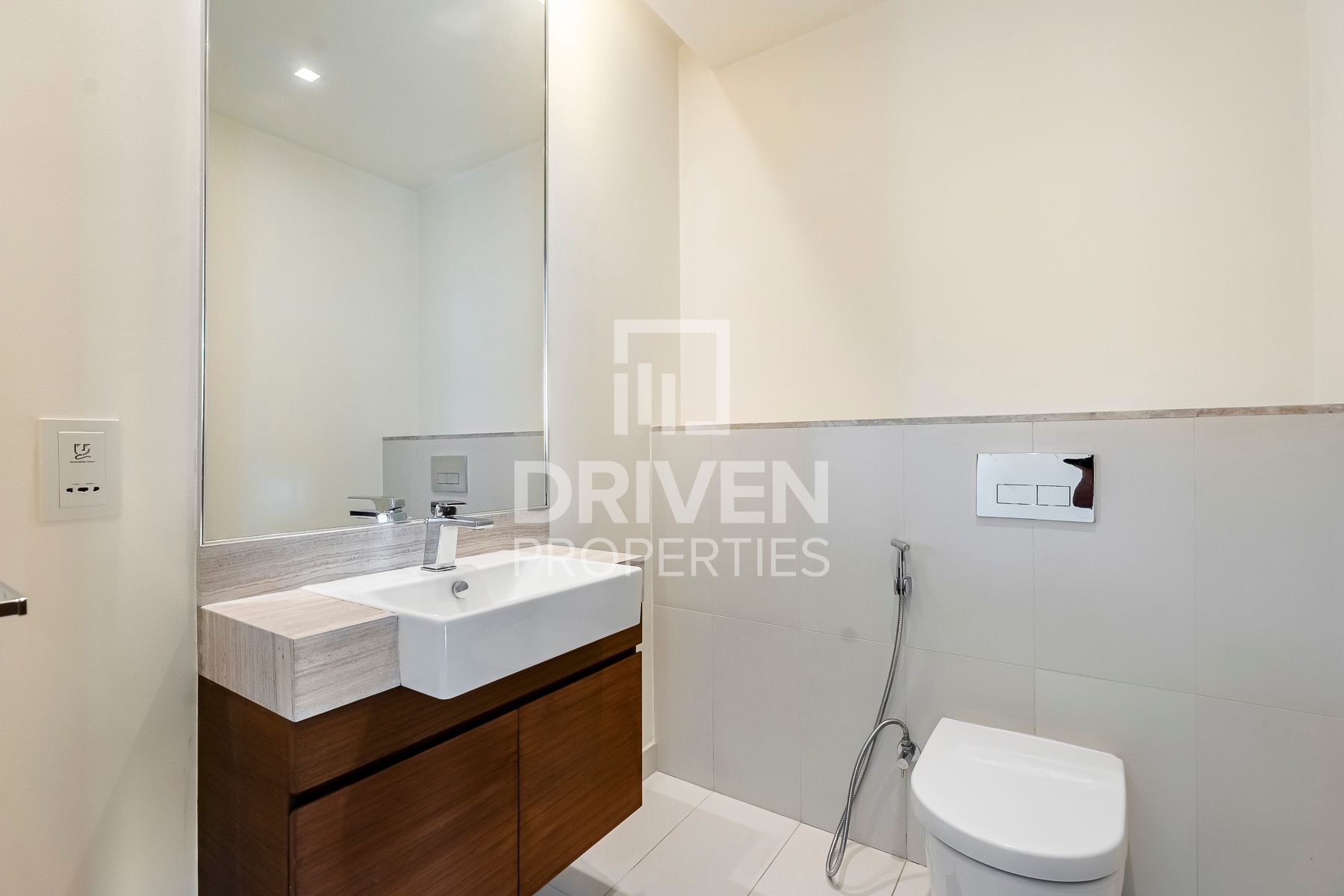 Stunning Unit with Burj Khalifa View 2 Cheques