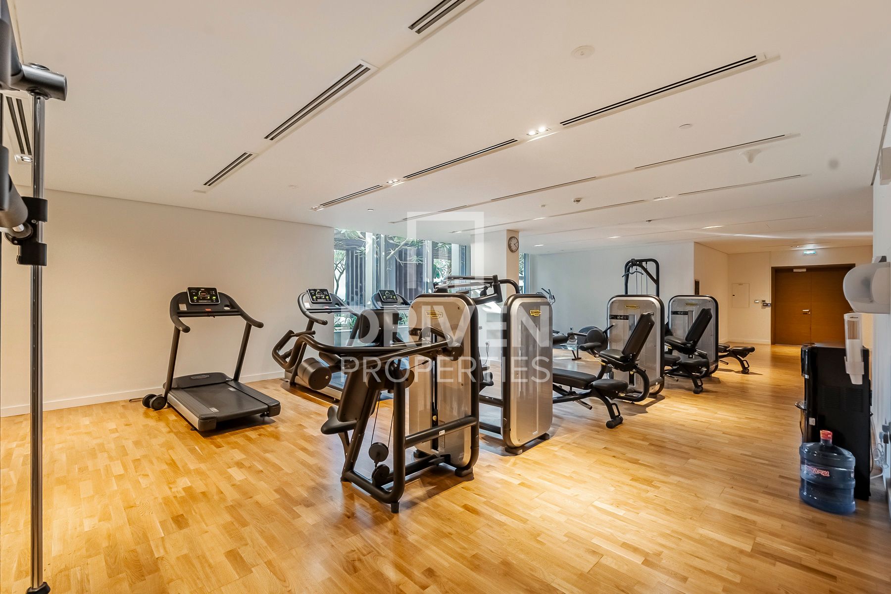 Stunning Unit with Burj Khalifa View 2 Cheques