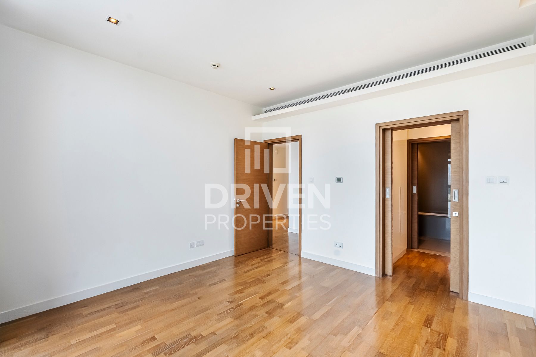 Stunning Unit with Burj Khalifa View 2 Cheques