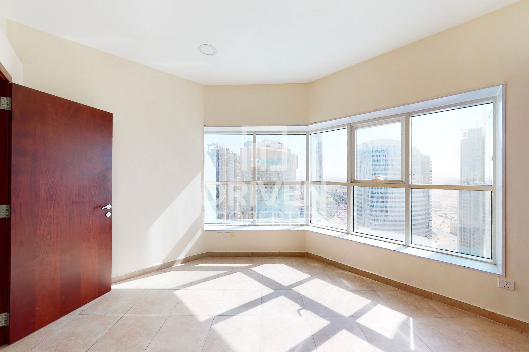 High Floor Well Maintained Prime Location