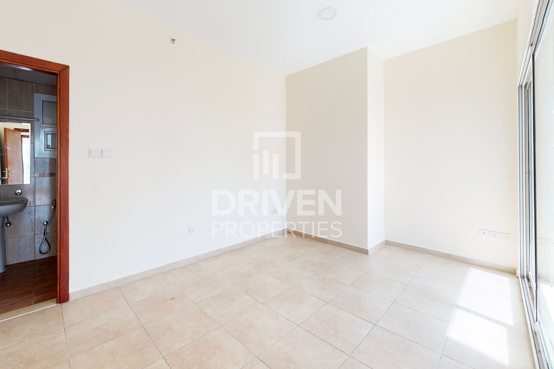 High Floor Well Maintained Prime Location